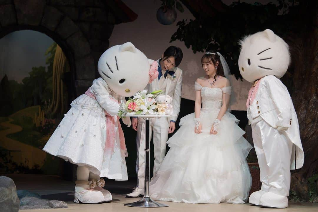 【公式】小さな結婚式のインスタグラム：「. @petit.wedding をフォローしてね♩ #小さな結婚式 をつけてのお写真投稿も大歓迎です♡ こちらの公式IGでリグラムさせていただきます＊ . 大好きなキャラクターである キティちゃんに祝福してもらう特別な結婚式♡ 結婚式という特別な一日だからこそ おふたりの”好き”を大切にした空間をプロデュースします。 . >>#小さな結婚式表参道店 . ——————— #petitwedding #ラヴィファクトリー #前撮り #結婚式 #プレ花嫁 #卒花 #家族婚 #少人数結婚式 #ウェディング #wedding #bridal #weddingdress #花嫁 #挙式 #結婚式準備 #式場探し #日本中のプレ花嫁さまと繋がりたい #結婚式の思い出に浸る会 #結婚準備 #東京花嫁 #ウェディングフォト #花嫁コーディネート #キティちゃん #サンリオ #サンリオウェディング #サンリオピューロランド #オリジナルウェディング #おしゃれ花嫁」