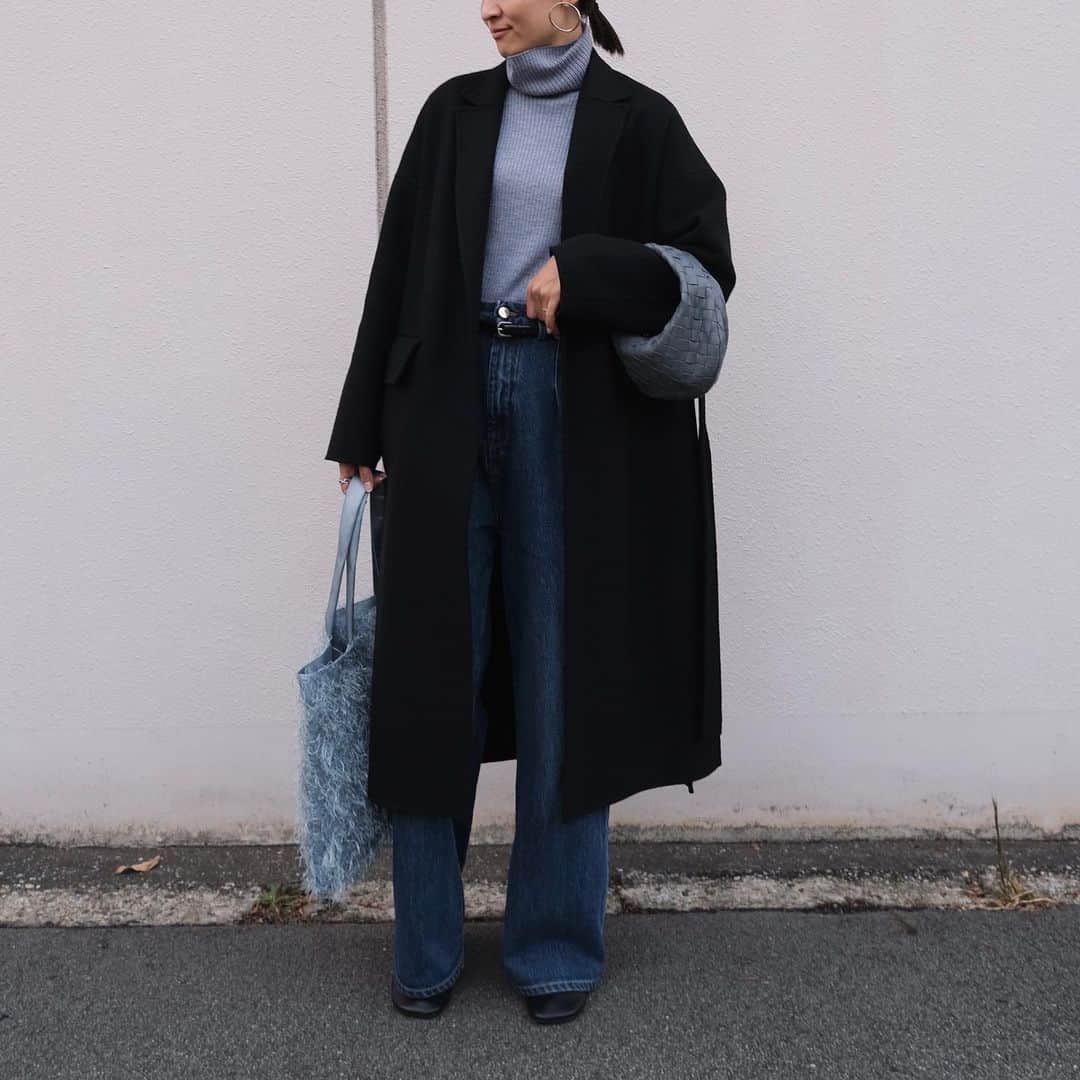 Hiromi Ｍaedaのインスタグラム：「先日の🤳🏽  @charmant_sac のフリンジトートとバッグがカラーリンクして可愛い🩵  今年も残りわずか 年末年始体調崩さないように気をつけよう〜⛄️‼︎  outer @stunninglure tops @deuxiemeclasse  denim @louloustudio_paris bag @newbottega shoes @loewe」
