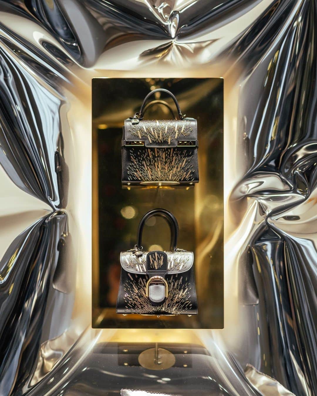 デルボーのインスタグラム：「Full of wonder.⁣  ⁣ Meticulously hand-beaded in an animation that's bursting with beauty and joy, the Tempête Small and Brillant Mini Firework are a petite version of Delvaux’s emblematics silhouettes embellished with glass beadwork to further enhance its exceptional standard of savoir faire. Experience the magic in one of Delvaux’s flagship boutique’s this holiday season.⁣ ⁣ #Delvaux」