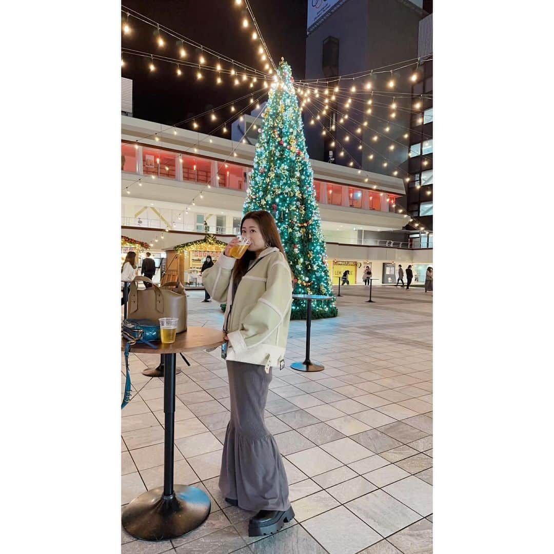 本間紗理奈のインスタグラム：「今年もやってきた🎄 クリスマスマーケット🪅  万代シテイバスセンター２階の おっきなツリー💚❤️ 周りには美味しいお店もたくさん🍷  キラキラした空間、 楽しんで来ました🫧  #新潟県 #新潟 #新潟市中央区 #万代 #万代シテイ #万代シテイバスセンター  #NiiGATACHRiSTMASMARKET2023 #クリスマスマーケット #新潟クリスマスマーケット #イルミネーション #新潟イルミネーションスポット   @niigata_christmas_market」