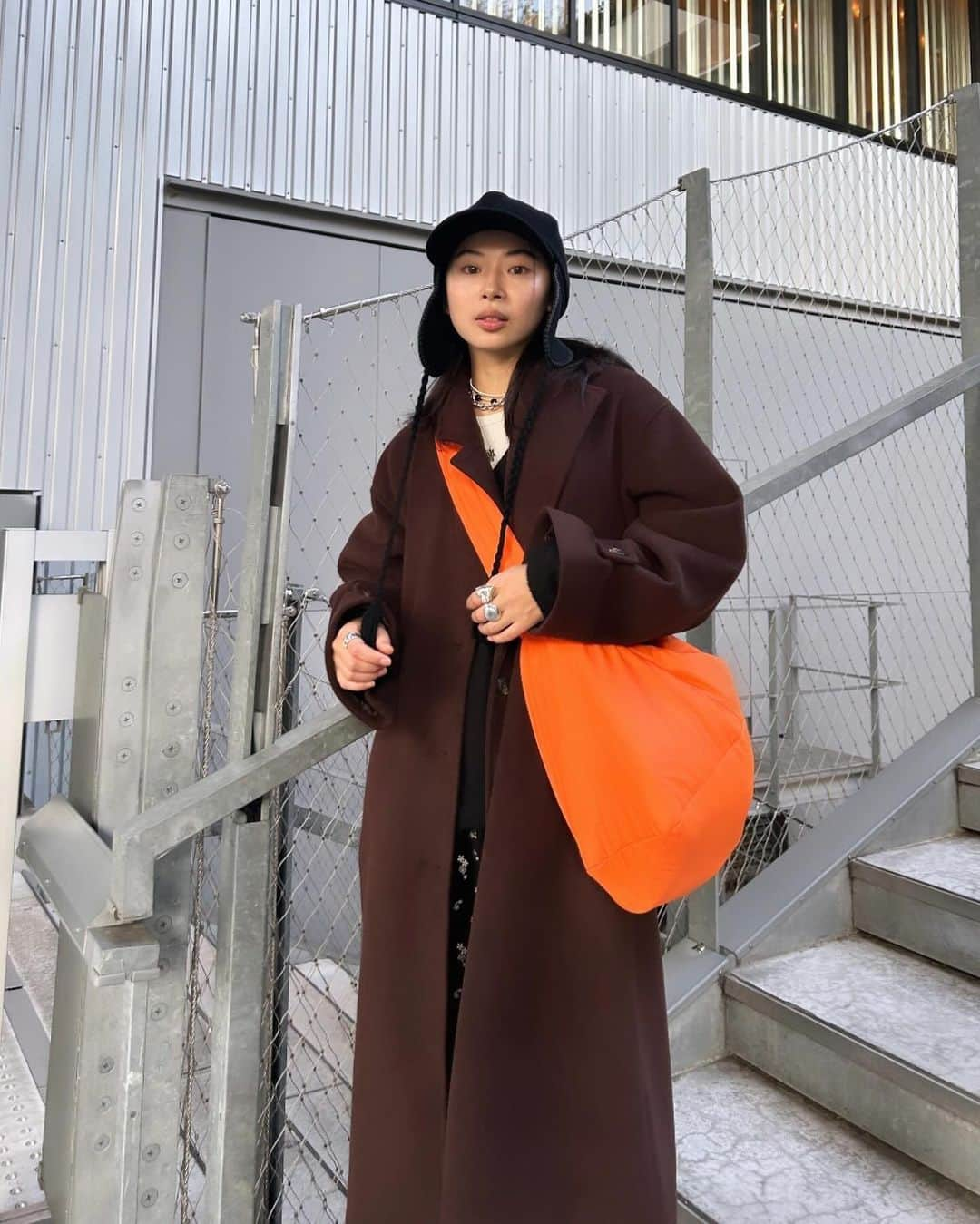 後藤早貴のインスタグラム：「🍊 @freaksstore_official のコートとBag✨そしてベロアパンツも🎄  茶色のロングコート初めてで嬉しい🤎  楽しみな日ばっかりだから、 そういう日にとことん着たいです🫡  #PR#freaksstore#フリークスストア」