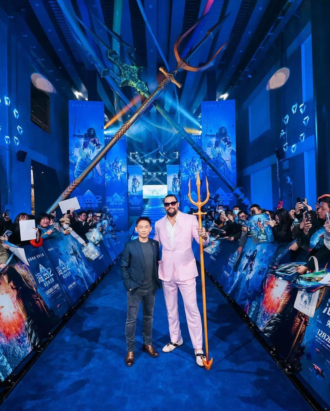 Just Jaredさんのインスタグラム写真 - (Just JaredInstagram)「“Aquaman and the Lost Kingdom” star Jason Momoa and director James Wan attended a fan screening in Beijing ahead of the film’s release on December 22. Check out more photos on JustJared.com! #JasonMomoa #JamesWan #Aquaman #AquamanAndTheLostKingdom Photos: Warner Bros.」12月9日 11時41分 - justjared