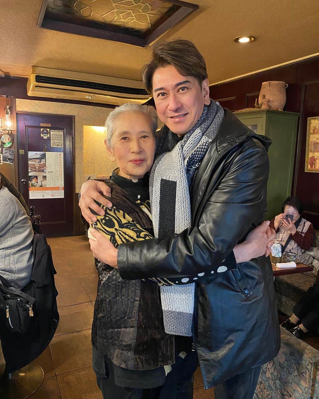 川崎麻世さんのインスタグラム写真 - (川崎麻世Instagram)「来年の1月には89歳になる母。 何よりも健康でいてくれてることに感謝✨ 毎日喫茶店のカウンターに立ち続け、お客さんと話すことが若さの秘訣だろうね✨ いつまでも元気でいてや😊  #母 #枚方市 #喫茶コハク #川﨑麻世 #川崎麻世 #麻世カレー」12月9日 11時45分 - mayokawasaki