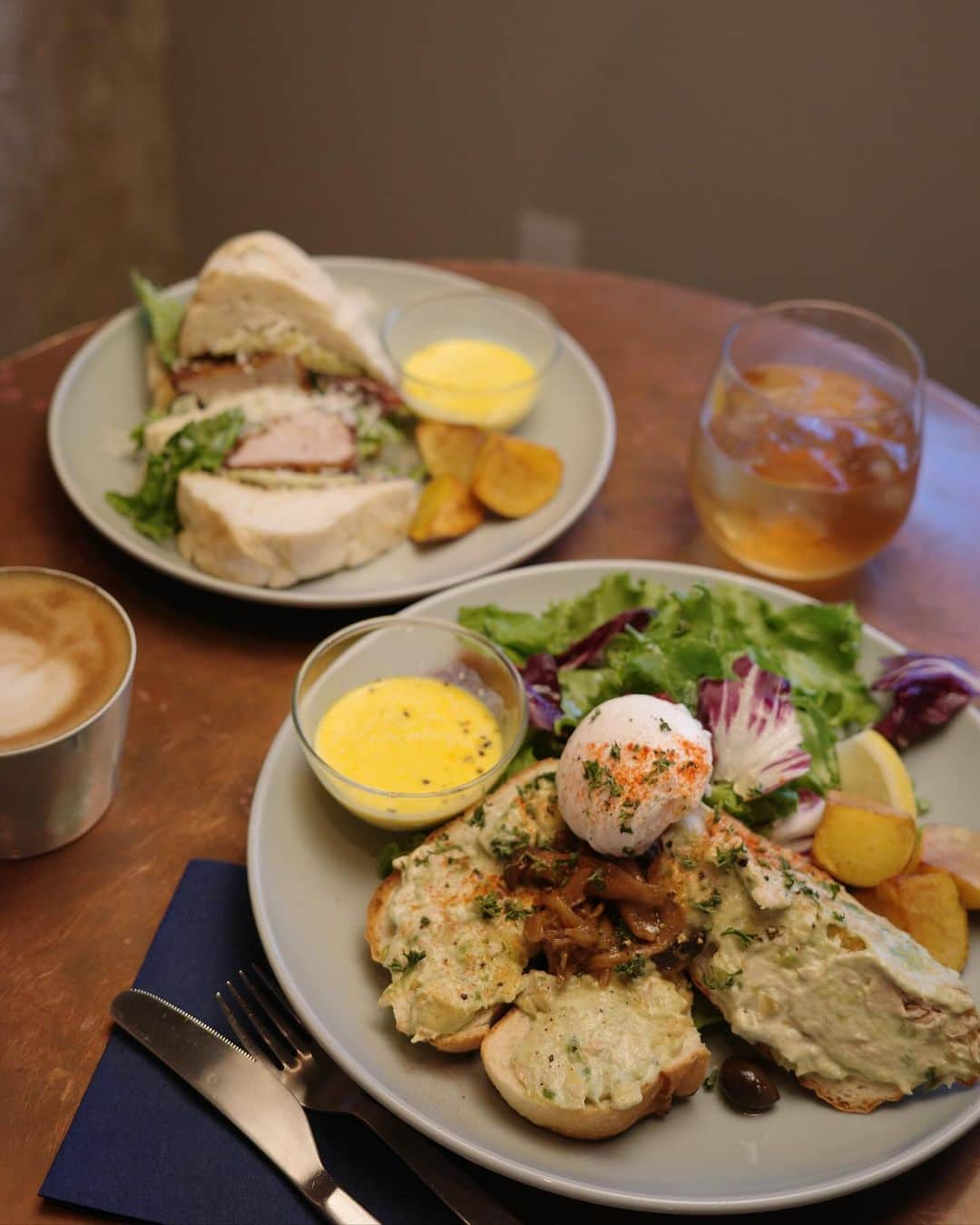 ほしのこさんのインスタグラム写真 - (ほしのこInstagram)「カフェ🥑↓ 📍 @neel_nakameguro   頼んでいたヒレカツサンドが運ばれてきたと思ったら…  およ？アボカドしか挟まれてない…  ？？👀  となっていたところ  ヒレカツを入れ忘れました〜ぁ💦  と慌ててお皿を引き上げ すぐにヒレカツもサンドして持ってきてくれました🤲´-  少し天然な、そしておとぎの国から出てきたかのような 店主さんにホッコリした朝でした♥️☕️☀️🌱  #朝活#朝カフェ #中目黒カフェ  そして本日は土曜日𓈒𓂂⋆͛📢⋆𓈒𓂃 ということで @aprily_officialsite  からの新作発売日です☺️  1.とろける天然素材ストレッチレギンス 2. とろける天然素材ストレッチトップス  乾燥と寒さからお肌を守ってくれるお守りのようなインナー作りたく…私自身肌にピタッと触れるものが優しい素材のものでないと 痒くて痒くて、1日優雅に過ごすことが出来なくて 同じような人に向けたインナーを作りました✌️  3.モイストニットバッグリボンカーディガン  マシュマロのようなふわふわモチモチウェア𓂃🫧‪ 部屋着としても、ちょっとしたその辺までなら︎👍🏻 ̖́- 年末年始の慌ただしい時でも、ゆったりな時にでもお供にしてほしいなと思ってデザインしました☺️  ぜひぜひチェックしてくれると嬉しいです✨  #Aprily#アプリリー」12月9日 12時00分 - hoshinoko728