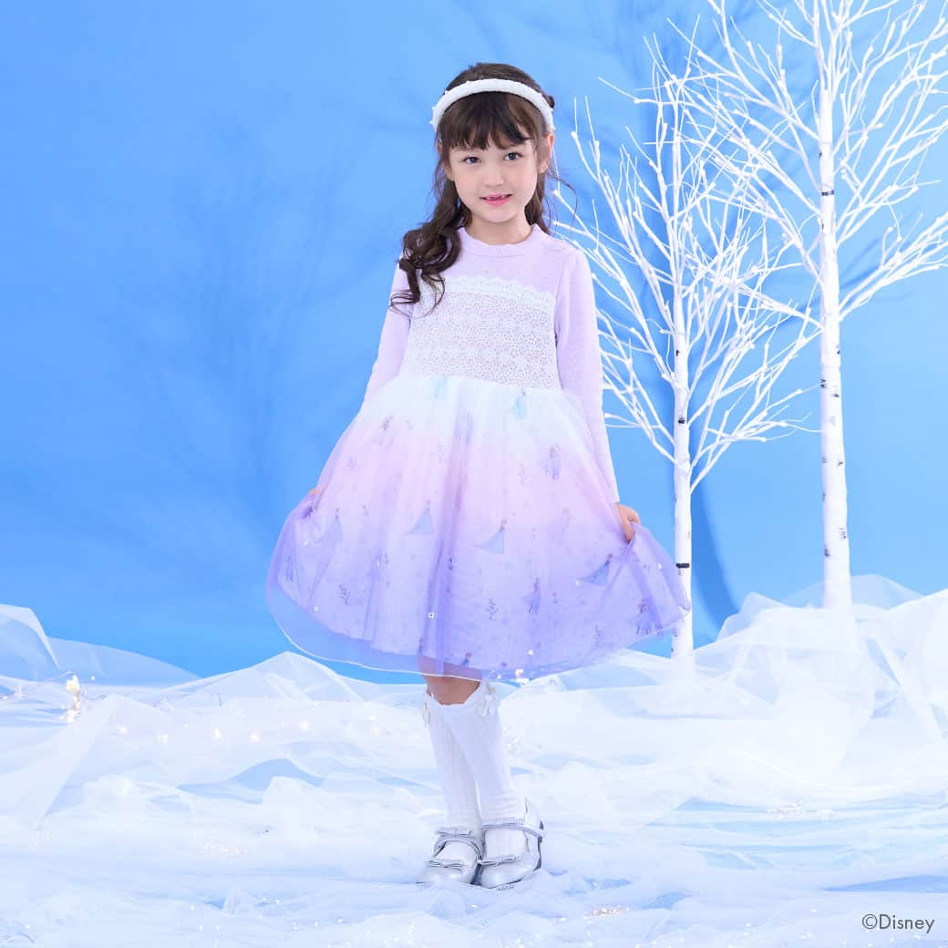 mezzo pianoさんのインスタグラム写真 - (mezzo pianoInstagram)「❄️SPECIAL ITEM❄️ 　 Disneyの大人気作品『アナと雪の女王2』とメゾ ピアノのスペシャルアイテムが登場。 　 2人のプリンセス、アナとエルサをイメージしたカラーやモチーフをメゾ ピアノらしいデザインに！ 憧れのプリンセス気分が楽しめる心躍るアイテムが揃います♡ 　 フロントの上品なレースと美しいグラデーションが印象的なワンピース。エルサをイメージしたブルーのグラデーションと、アナをイメージしたラベンダーのグラデーションの2色展開です。総柄に重ねたグラデーションチュールにはビジューがついた細部までこだわったデザインです！1枚で華やかなワンピースはパーティーにもぴったりのアイテムです。 　 　 ◆【アナと雪の女王】チュールドッキングワンピース（6034324）19,580円 　  ************************* ■店舗＆ナルミヤオンライン発売日：2023年12月9日(土) ■販売場所：全国百貨店内 メゾ ピアノ店舗、公式オンラインショップ「ナルミヤオンライン」 ※ナルミヤオンラインでは、2023年12月9日(土) 10:00より発売開始 　 ＊入荷、在庫状況は店舗によって異なる場合がございます。 ご利用の店舗にお問い合わせ下さい。 ＊オンラインの入荷・在庫状況についてはナルミヤオンラインまでお問い合わせ下さい。 ************************* 　 　 @narumiyaonline_official #mezzopiano #メゾピアノ #disney #ディズニー #アナと雪の女王 #アナと雪の女王2 #FROZEN #エルサ #アナ #オラフ #jsコーデ #キッズコーデ女の子 #キッズコーデ #キッズファッション #ナルミヤオンライン #むすめふく #instafashion #kidscode #子供服 #子供服通販 #narumiyaonline #女の子コーデ #女の子ママ」12月9日 12時00分 - mezzopiano_official