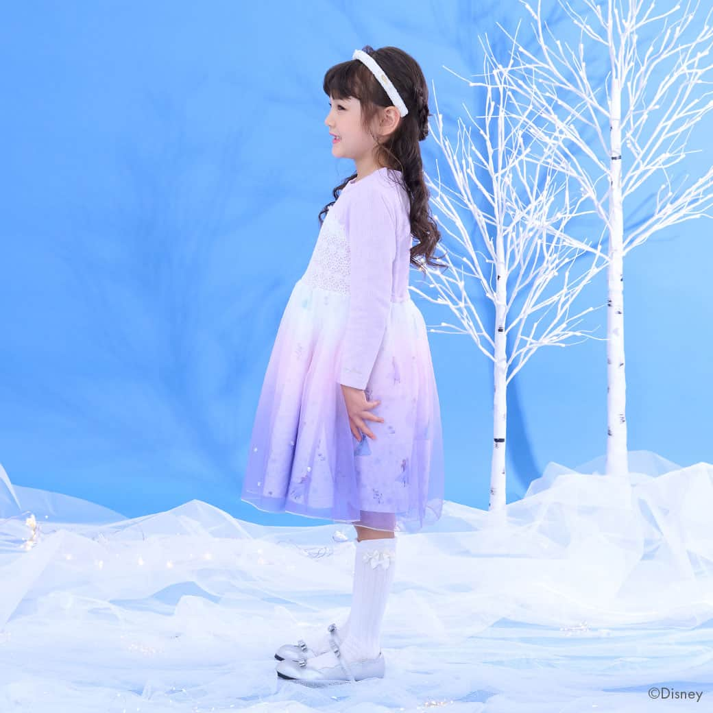 mezzo pianoさんのインスタグラム写真 - (mezzo pianoInstagram)「❄️SPECIAL ITEM❄️ 　 Disneyの大人気作品『アナと雪の女王2』とメゾ ピアノのスペシャルアイテムが登場。 　 2人のプリンセス、アナとエルサをイメージしたカラーやモチーフをメゾ ピアノらしいデザインに！ 憧れのプリンセス気分が楽しめる心躍るアイテムが揃います♡ 　 フロントの上品なレースと美しいグラデーションが印象的なワンピース。エルサをイメージしたブルーのグラデーションと、アナをイメージしたラベンダーのグラデーションの2色展開です。総柄に重ねたグラデーションチュールにはビジューがついた細部までこだわったデザインです！1枚で華やかなワンピースはパーティーにもぴったりのアイテムです。 　 　 ◆【アナと雪の女王】チュールドッキングワンピース（6034324）19,580円 　  ************************* ■店舗＆ナルミヤオンライン発売日：2023年12月9日(土) ■販売場所：全国百貨店内 メゾ ピアノ店舗、公式オンラインショップ「ナルミヤオンライン」 ※ナルミヤオンラインでは、2023年12月9日(土) 10:00より発売開始 　 ＊入荷、在庫状況は店舗によって異なる場合がございます。 ご利用の店舗にお問い合わせ下さい。 ＊オンラインの入荷・在庫状況についてはナルミヤオンラインまでお問い合わせ下さい。 ************************* 　 　 @narumiyaonline_official #mezzopiano #メゾピアノ #disney #ディズニー #アナと雪の女王 #アナと雪の女王2 #FROZEN #エルサ #アナ #オラフ #jsコーデ #キッズコーデ女の子 #キッズコーデ #キッズファッション #ナルミヤオンライン #むすめふく #instafashion #kidscode #子供服 #子供服通販 #narumiyaonline #女の子コーデ #女の子ママ」12月9日 12時00分 - mezzopiano_official