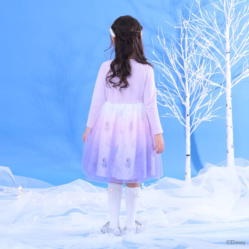 mezzo pianoさんのインスタグラム写真 - (mezzo pianoInstagram)「❄️SPECIAL ITEM❄️ 　 Disneyの大人気作品『アナと雪の女王2』とメゾ ピアノのスペシャルアイテムが登場。 　 2人のプリンセス、アナとエルサをイメージしたカラーやモチーフをメゾ ピアノらしいデザインに！ 憧れのプリンセス気分が楽しめる心躍るアイテムが揃います♡ 　 フロントの上品なレースと美しいグラデーションが印象的なワンピース。エルサをイメージしたブルーのグラデーションと、アナをイメージしたラベンダーのグラデーションの2色展開です。総柄に重ねたグラデーションチュールにはビジューがついた細部までこだわったデザインです！1枚で華やかなワンピースはパーティーにもぴったりのアイテムです。 　 　 ◆【アナと雪の女王】チュールドッキングワンピース（6034324）19,580円 　  ************************* ■店舗＆ナルミヤオンライン発売日：2023年12月9日(土) ■販売場所：全国百貨店内 メゾ ピアノ店舗、公式オンラインショップ「ナルミヤオンライン」 ※ナルミヤオンラインでは、2023年12月9日(土) 10:00より発売開始 　 ＊入荷、在庫状況は店舗によって異なる場合がございます。 ご利用の店舗にお問い合わせ下さい。 ＊オンラインの入荷・在庫状況についてはナルミヤオンラインまでお問い合わせ下さい。 ************************* 　 　 @narumiyaonline_official #mezzopiano #メゾピアノ #disney #ディズニー #アナと雪の女王 #アナと雪の女王2 #FROZEN #エルサ #アナ #オラフ #jsコーデ #キッズコーデ女の子 #キッズコーデ #キッズファッション #ナルミヤオンライン #むすめふく #instafashion #kidscode #子供服 #子供服通販 #narumiyaonline #女の子コーデ #女の子ママ」12月9日 12時00分 - mezzopiano_official