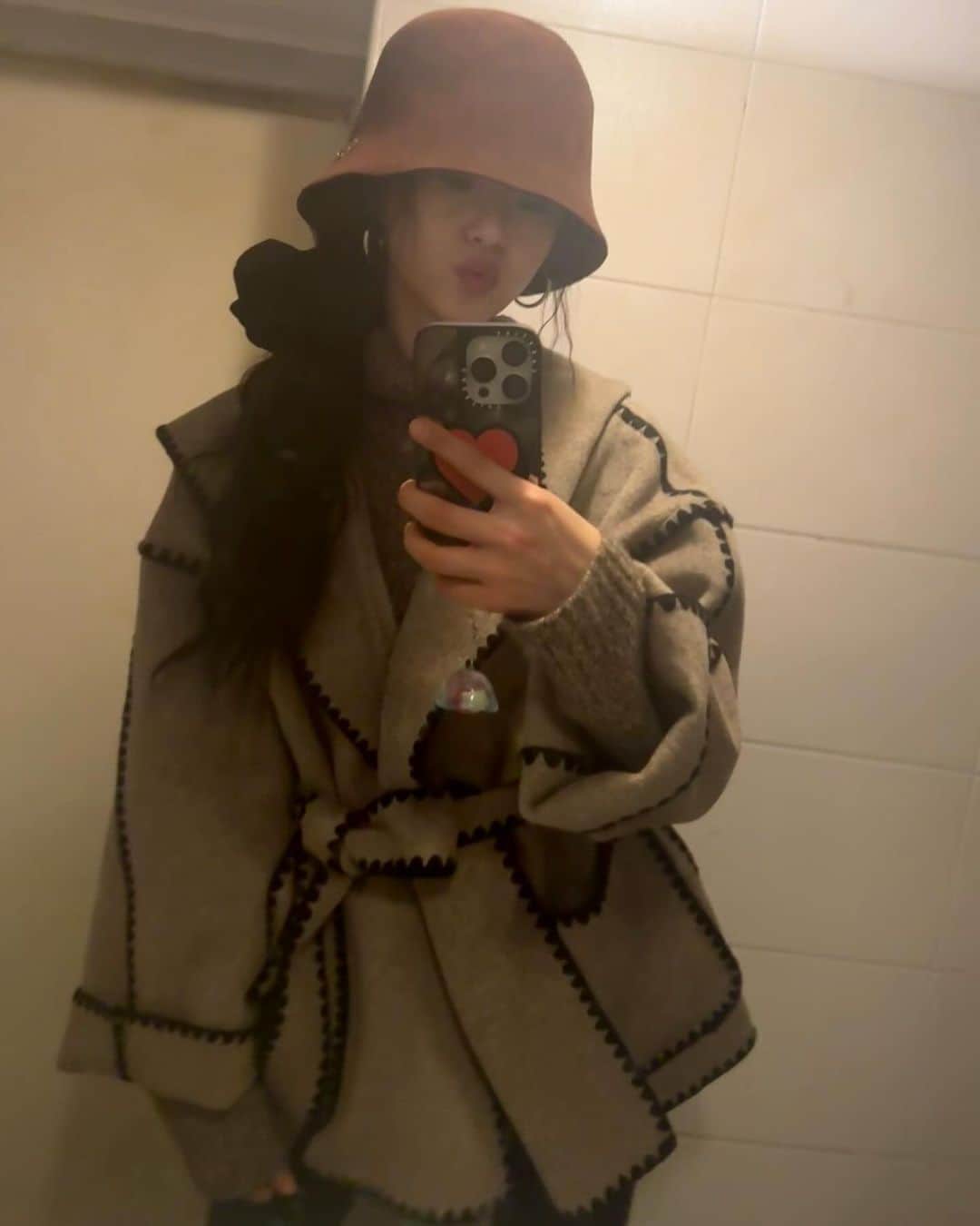 コ・アラのインスタグラム：「많이 울고 촬영마치고 찍어본 눈이 퉁퉁 부었던 날 🤭 12•7-춘화연애담-」