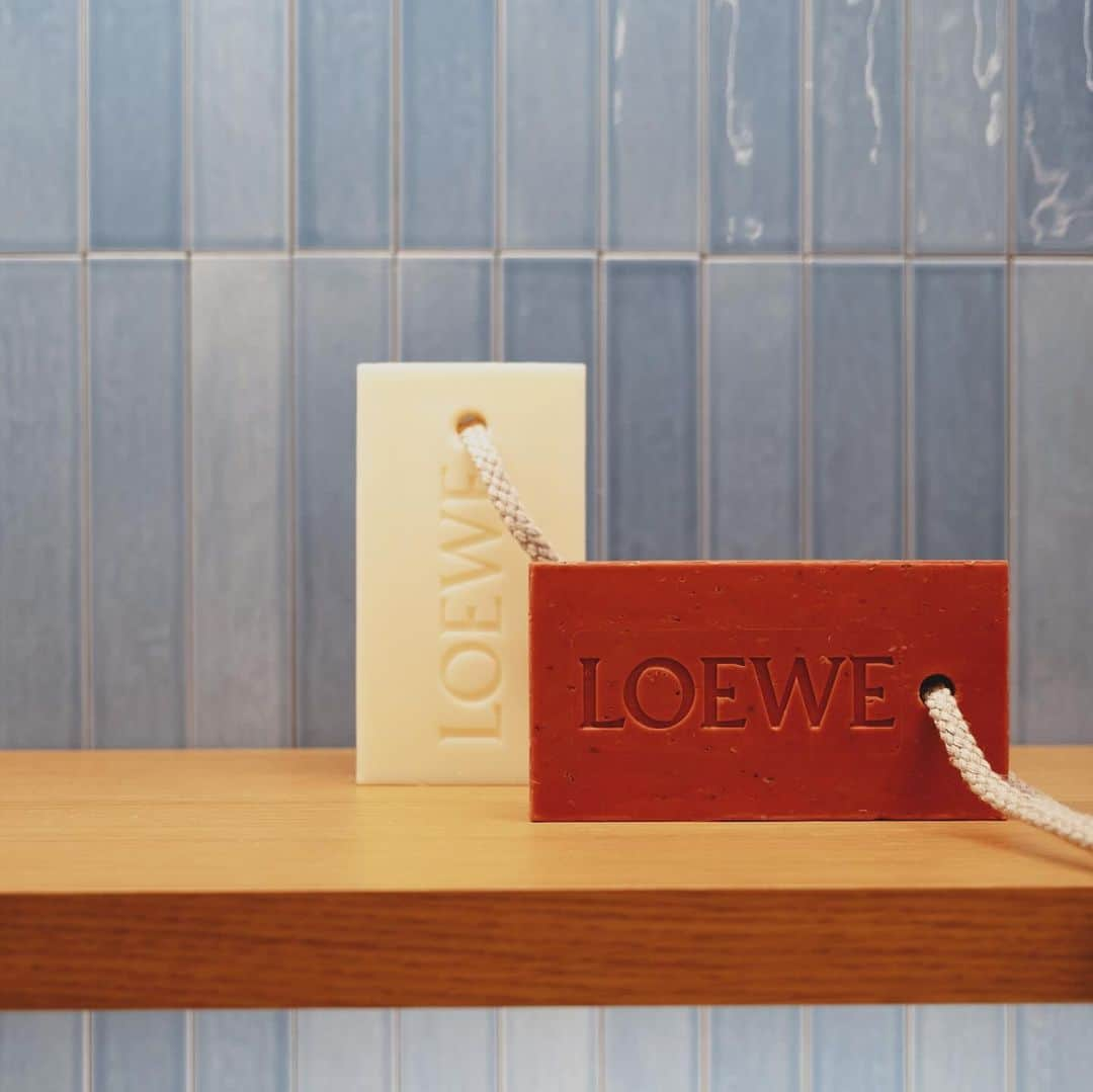 市川渚のインスタグラム：「. . 先月リニューアルオープンした表参道のLOEWE @loewe 旗艦店、CASA LOEWE Omotesando。ブランド発祥の地、スペインで作ったタイルを持ってきて貼ったという壁面の色彩と質感からか、スペインで見たものや場所の空気を感じる気がして、なんだかニヤニヤしてしまった。タイムリー。  地下には東京には初めて設けられたLOEWE ReCraftのコーナーが贅沢に。職人さんが常駐していていつでも愛用のロエベ製品のお修理やメンテナンスの相談に乗ってくださるのだそう。これはありがたい。  ブティック内にはジョナサンがキュレーションしたアートピースがそこかしこに並べられていて、さながらギャラリー兼ブティックのよう。お客さまがたくさんいらっしゃったので空間の写真はあまり撮れなかったのだけれど、お買い物の用事がなくても、立ち寄りたくなるような開放感あふれる素敵な空間でした。  しかし、ブティックの中にひと以外の"生"があることには度肝を抜かれたな。ショーウィンドウからも目をひくTSUBAKIさんの作品の中を覗いてみて。メダカさんがいるのだ🐟  Last month, LOEWE's flagship store, CASA LOEWE Omotesando, reopened in Omotesando after renovations. The colors and textures of the walls, tiled with pieces made in Spain, the brand's homeland, made me feel the essence of the places and things I saw in Spain. Quite timely. ⁡ The basement is Tokyo's first-ever LOEWE ReCraft corner. Artisans are always on hand to offer repairs and maintenance for your beloved LOEWE products. It’s fantastic. ⁡ Inside the boutique, art pieces curated by Jonathan Anderson are displayed here and there, making it feel like a gallery and a boutique. There were many customers, so that I couldn’t take many photos of the space, but it was a wonderfully open and inviting space, worth visiting even without shopping plans. ⁡ However, I was impressed to find "life" other than humans inside the boutique. Take a peek inside the artwork by TSUBAKI in the show window. You’ll find medaka fish there.  #CasaLoeweOmotesano #fujifilm_xe4 #ultron40mmf2」