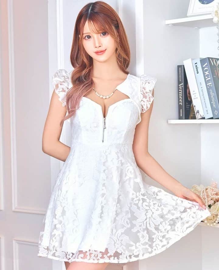 DazzyStoreさんのインスタグラム写真 - (DazzyStoreInstagram)「クリスマスはどれ着たい？⁠ ⁠ ホリデーシーズンは⁠ ホワイトドレスの気分🤍🤍🤍⁠ ⁠ ･･････････････････････････････････⁠ #桜咲乃愛 さん着用 @noasama1101⁠ 🏷ジャガードフロントジップネックレスAラインミニドレス⁠ Price：¥7,678 (tax in)⁠ Size：S / M / L⁠ Color：ROSE / WHITE ⁠ 商品No.🔍 : am86296⁠ ⁠ ジャガード生地がラグジュアリーなミニドレス。⁠ 人気のフロントジップに胸元チャームでセクシーに♥⁠ 体型カバーできるAラインスカートで女性らしく♪⁠ フリル袖で華奢見え効果も抜群な一着✨⁠ ･･････････････････････････････････⁠ #みな さん @minann22⁠ 🏷フロントラインフラワーチュールレースAラインミニドレス⁠ Price：¥7,678 (tax in)⁠ Size：S / M / L⁠ Color：ROSE / WHITE ⁠ 商品No.🔍 : am86293⁠ ⁠ フラワー刺繍のチュールレースが上品なミニドレス。⁠ 付属のリボンブローチとパールボタンが高級感をプラス✨⁠ ふんわりＡラインシルエットで体型カバー。⁠ どこかイノセントな雰囲気を纏う一着💗⁠ ･･････････････････････････････････⁠ #まりさ さん @m_rs._.616⁠ 🏷パールビジューオフショルボックスプリーツAラインミニドレス⁠ Price：¥19,800 (tax in)⁠ Size：S / M ⁠ Color：WHITE⁠ 商品No.🔍 : 1m60132⁠ ⁠ パールビジューのストラップがついたオフショルドレス。⁠ ボックスプリーツのＡラインシルエットがキュート❤⁠ 凸凹のある生地が高級感を演出。⁠ パールボタンとジグザグストレッチがアクセントに✨⁠ ･･････････････････････････････････⁠ #carua さん @caru__gram⁠ 🏷スクエアネックツイードボタンAラインミニドレス⁠ Price：¥6,578 (tax in)⁠ Size：S / M / L⁠ Color：WHITE / BLACK⁠ 商品No.🔍 : am70215⁠ ⁠ チェックツイードにAラインの上品ミニドレス。⁠ フロントの大きめボタンがアクセント♪⁠ スクエアネックのノースリーブで⁠ ヘルシーな肌見せを叶えます💕⁠ ･･････････････････････････････････⁠ #まおちゃる さん @_maocharu_⁠ 🏷パールビジューネック谷間ホールサイドシアータイトミニドレス⁠ Price：¥9,328 (tax in)⁠ Size：S / M ⁠ Color：WHITE / BLACK⁠ 商品No.🔍 : am45028⁠ ⁠ パールビジューが煌めくネックラインが⁠ 美しいミニドレス。⁠ 上品な谷間ホールで大人の色気をプラス❤⁠ スリット風サイドシアーで美脚見せ抜群♪⁠ ･･････････････････････････････････⁠ ⁠ プロフィールのURLから⁠ オンラインショップをチェックしてね👆⁠ ▽　▽　▽　▽⁠ @dazzy_official⁠ 　⁠ ⁠⁠\\モニターキャンペーン//⁠ ワンカラーパールビジューアメスリマーメイドミニドレス⁠ がもらえる⁠モニター企画を開催中♡⁠ ⁠ 詳しくは12月5日の投稿をチェック👆⁠ 　⁠ ⁠／⁠ ⁠ dazzyドレスの着用写真を　⁠ ⁠#dazzyme をつけて投稿すると⁠ dazzy公式HPで紹介されるかも･･･？🫧♩⁠ ＼⁠　　　⁠ 　⁠ ───────────────────⁠───────⁠ #dazzy #dazzystore #通販 #ドレス #キャバ⁠ #キャバ嬢ドレス #キャバ嬢 #水商売 #夜職⁠ #ニュークラブ #クラブ #ナイトワーク⁠ #カラコン #コスメ #GRACIANA ⁠ #モニターキャンペーン #モニター企画 ⁠ #キャバ嬢コーデ #キャバ嬢life⁠ #華奢 #セクシーコーデ #大人可愛い⁠ #ホワイトドレス #冬ドレス」12月9日 12時00分 - dazzy_official