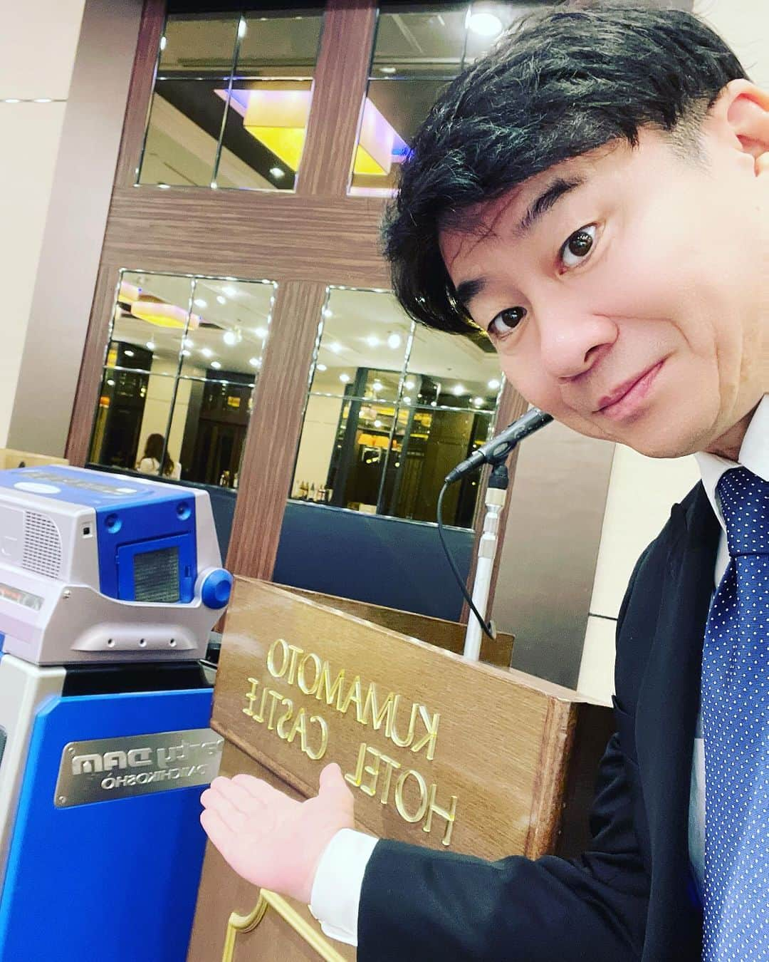 山内要さんのインスタグラム写真 - (山内要Instagram)「熊本ホテルキャッスルで司会☺️  カラオケのご準備出来まぁ〜す☺️  曲の前フリお任せ下さぁ〜い☺️ 歌は世につれ世は歌につれ🎵☺️  #熊本 #ホテルキャッスル #カラオケ #前フリ  司会・余興承ります☺️」12月9日 12時07分 - keitokujiro