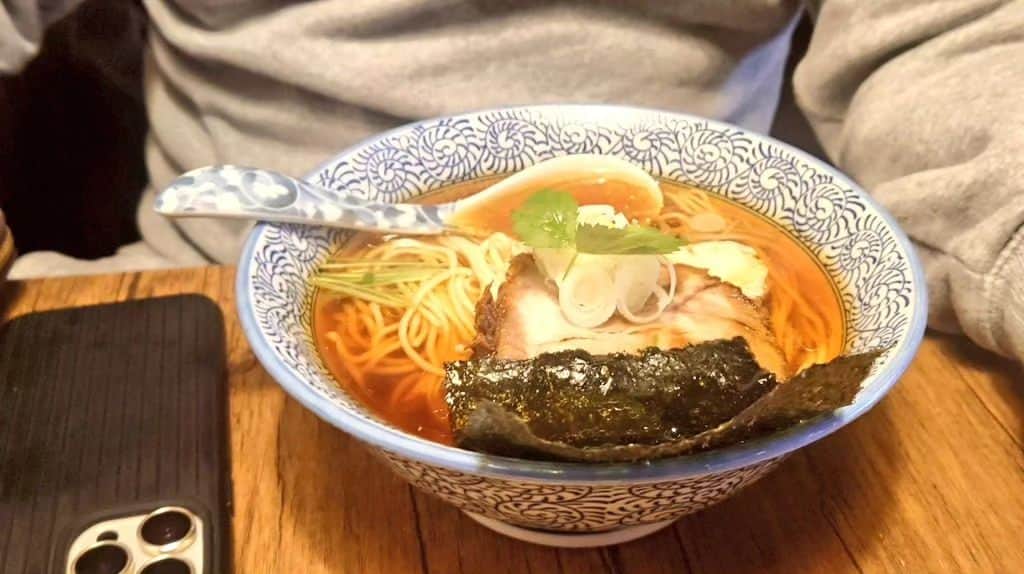 古谷健太さんのインスタグラム写真 - (古谷健太Instagram)「美味しいし全然良いんやけど、マネージャーが久しぶりに東京から徳島に帰って来たのに東京ラーメンを食べている。この人はアメリカ初日でもSUSHIやTEMPURAを食べるんやろなぁ。  #東京ラーメン #射心」12月9日 12時07分 - koyaken_radio
