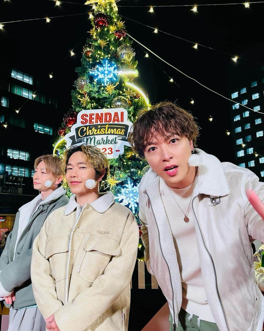 ko-daiさんのインスタグラム写真 - (ko-daiInstagram)「仙台クリスマスマーケット2023🎄  ツリーの点灯式に行かせて頂きました！！！  テーマソングとして書いた新曲「メリークリスマス」も初めてOAされました🤝  寒空の下たくさんの人に囲まれて、楽しくロマンチックな時間を過ごせてハッピーでした！！！皆んな風邪ひかないように👍  坪北アナ、ありがとうございました！！！  仙台クリスマスマーケット2023🎄は、今月25日まで続くそうなので、ぜひ遊びに行ってみてください🎅  #sonarpocket #ソナーポケット #ソナポケ #メリークリスマス #仙台クリスマスマーケット」12月9日 12時08分 - sonapoke_kodai