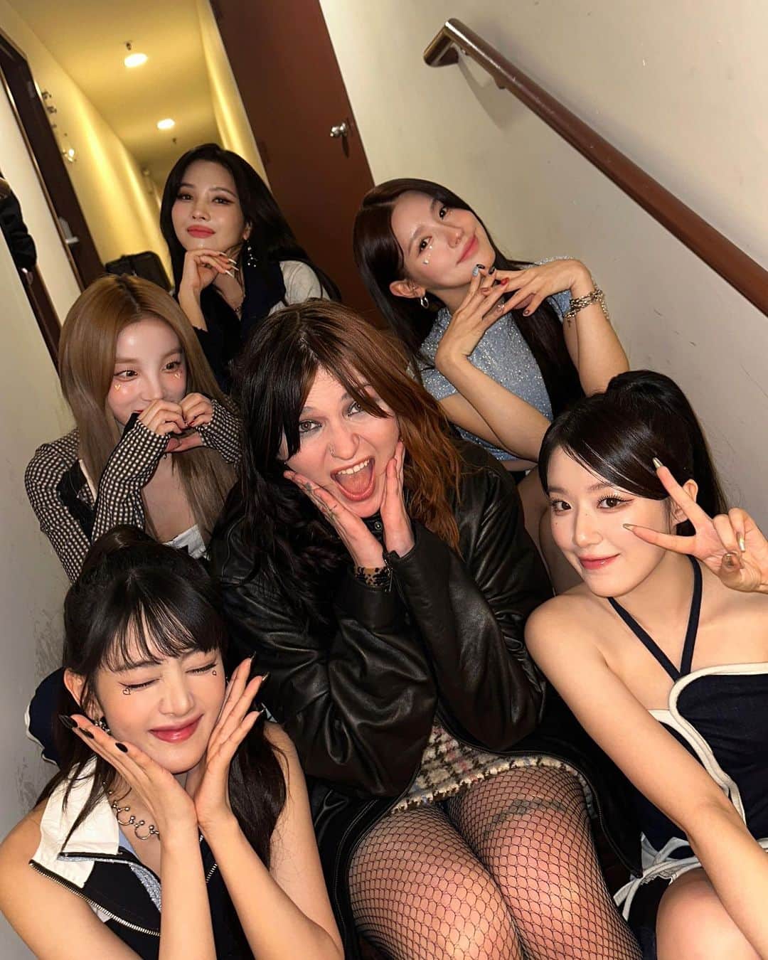 (G)I-DLEさんのインスタグラム写真 - ((G)I-DLEInstagram)「[📸] 231208 @ #Z100JingleBall All Access Lounge  A-B-C-D-E-F, (G)I-DLE with GAYLE 🫶🤟  #여자아이들 #GIDLE #iHeartJingleBall⁠」12月9日 12時11分 - official_g_i_dle