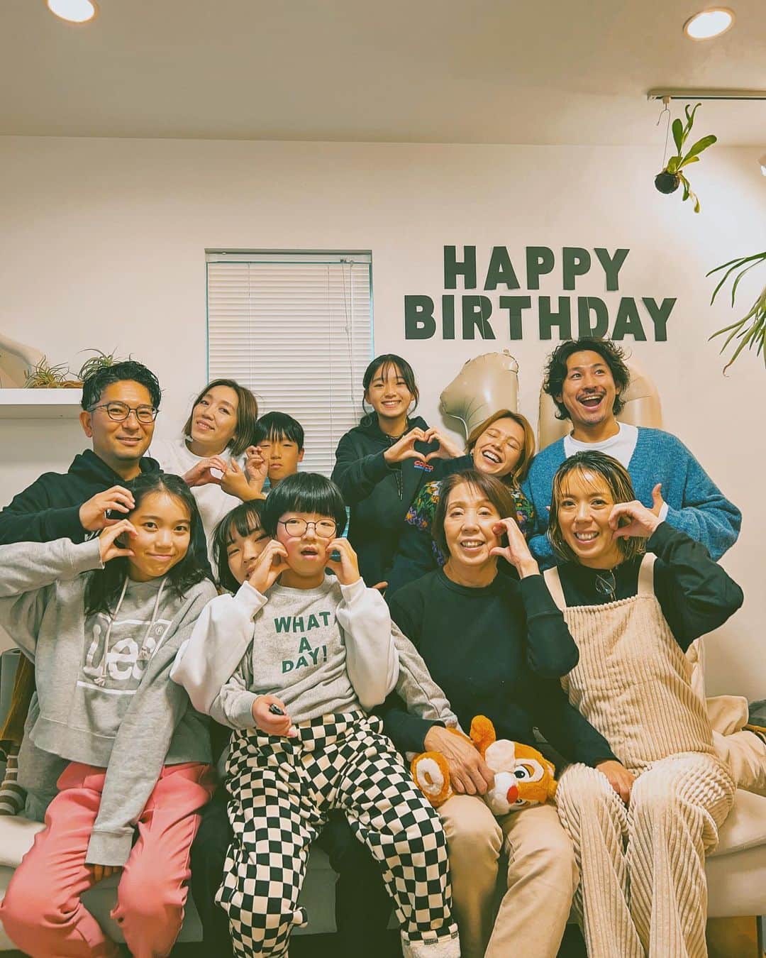 階上実穂さんのインスタグラム写真 - (階上実穂Instagram)「この前は姪っ子の𝖡𝗂𝗋𝗍𝗁𝖽𝖺𝗒 𝗉𝖺𝗋𝗍𝗒🎂 いつもとびっきりの𝗌𝗆𝗂𝗅𝖾でみんなに幸せを運んでくれてありがとう🕊🍃💕  しかしチビたちもみんな大きくなってもはや大人とあんまり変わんない♩¨̮⑅*  𝟣番先に抜かされるのはあたしだな😑もっともっとデカくなって𝟣𝟩𝟢𝖼𝗆超え目指せー✌🏽 次はうちでクリパなので片付け頑張りまーす。」12月9日 12時12分 - miho_ishigami