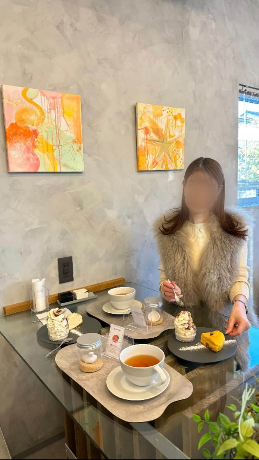 meguri.kのインスタグラム：「個人懇談週間で帰宅が早かった中1の娘と気になっていたカフェへ☕️🍰  スリランカ産の最高級茶葉「ムレスナティー」を何杯でも飲めるティーフリーとスイーツのセットを注文☕️💕  スイーツはショーケースから選べるケーキ&紅茶のソフトクリームをセレクト🍰🍦  紅茶にはミネラルを豊富に含んだ《洗双糖》がついてました✨（私はノンシュガーで飲んだけど🤣）  紅茶もスイーツも美味しかったー🤤  PR @take.n.easy0508 #takeneasy #日進グルメ #日進カフェ #竹の山 #杁ヶ池公園 #紅茶カフェ#紅茶#ティータイム#カフェ#ムレスナティー#飲み放題#紅茶#スイーツ #紅茶好き #紅茶のある暮らし #紅茶」