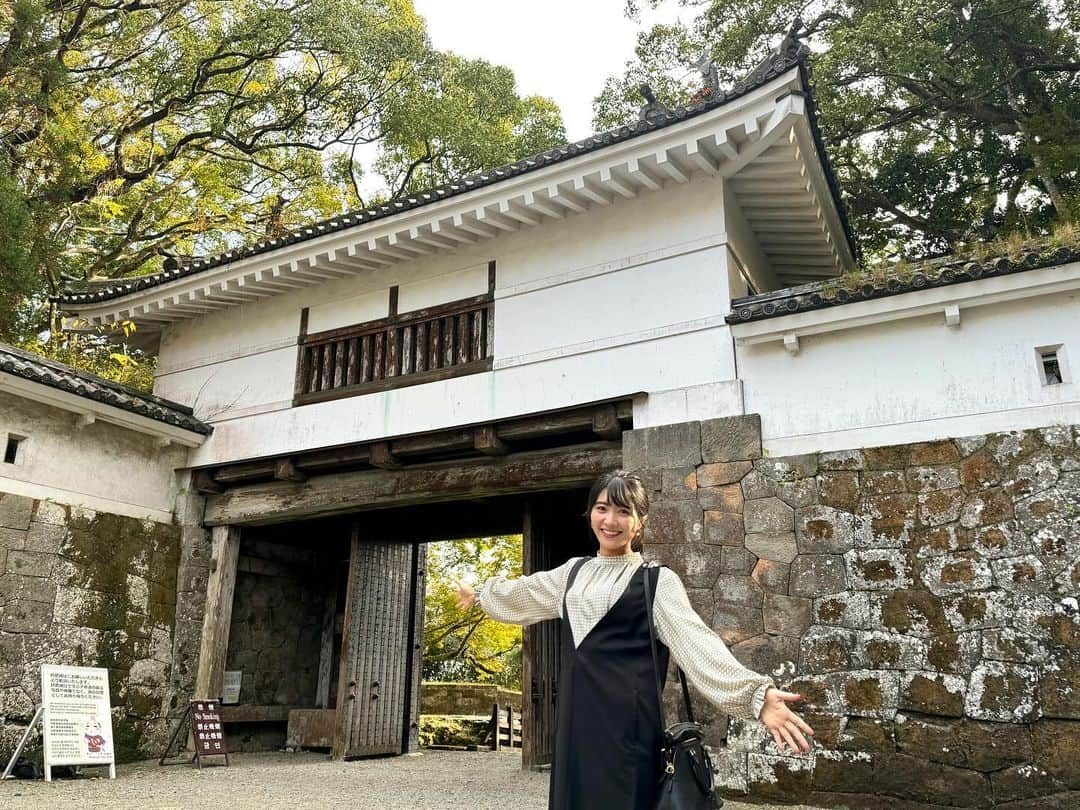 久保井朝美さんのインスタグラム写真 - (久保井朝美Instagram)「🏯 表からも裏からも🫰  立派な虎口（こぐち）に圧倒され スギ林に背筋が伸びました🥹  #飫肥城 #おび #大手門 #飫肥杉 #癒しの森 #久保井朝美 #気象キャスター #気象予報士 #城ガール #お城めぐり #お城好きな人と繋がりたい #japanesecastle」12月9日 12時12分 - asami_k920