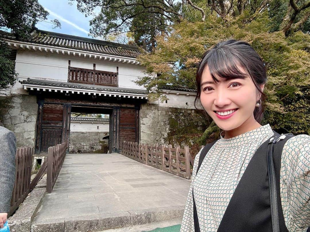 久保井朝美さんのインスタグラム写真 - (久保井朝美Instagram)「🏯 表からも裏からも🫰  立派な虎口（こぐち）に圧倒され スギ林に背筋が伸びました🥹  #飫肥城 #おび #大手門 #飫肥杉 #癒しの森 #久保井朝美 #気象キャスター #気象予報士 #城ガール #お城めぐり #お城好きな人と繋がりたい #japanesecastle」12月9日 12時12分 - asami_k920