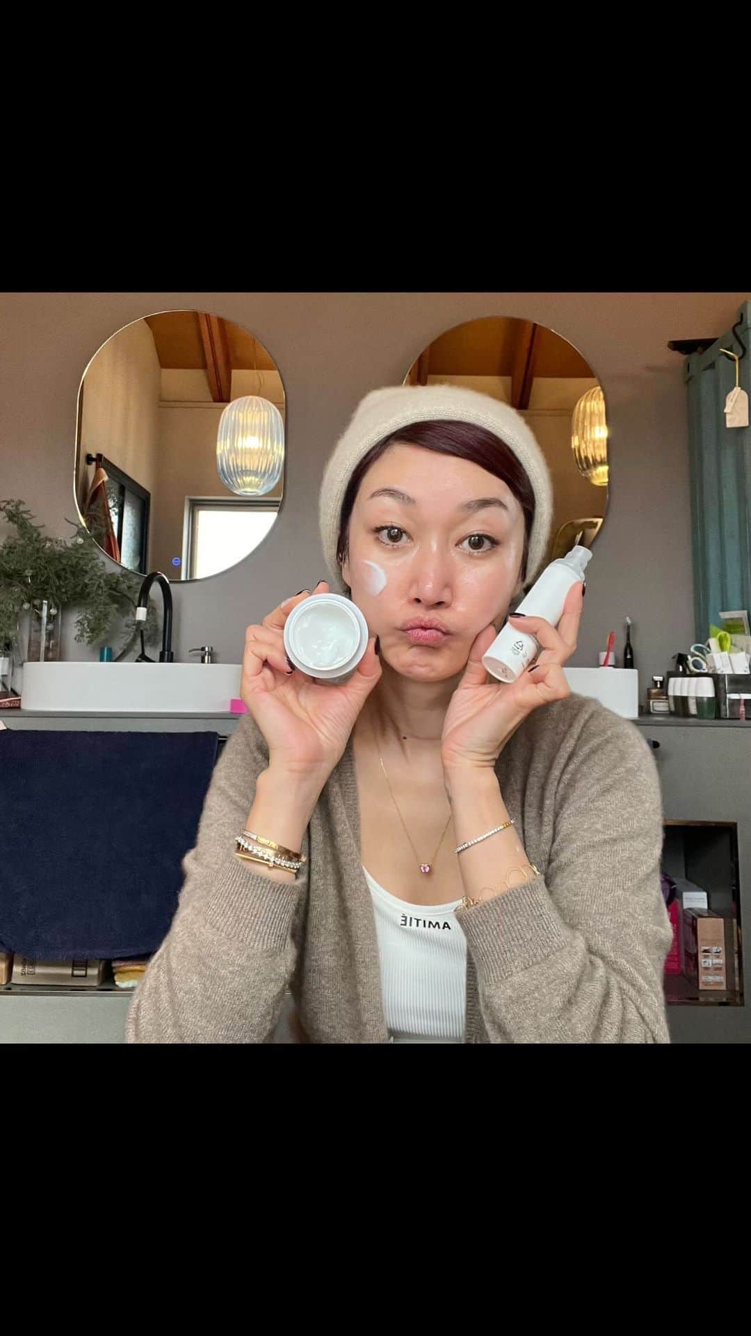 ピョン･ジョンスのインスタグラム：「나 교회 절 안다니는데 깜짝 놀랬네  #닥베간증시간 🙏 😙😙😙😙 이렇듯 닥터베이스는 혼자만 알고 싶은 기초제품이에요  혹시라도 없어질까  원장님이 몸이 않 좋으시니 그만둘까  조마조마 합니다 🫣 리쥬바세럼/모이스춰크림/자차 ! 요 3가지는 처음이시라도 꼭 써보세요  악건성 좁쌀 탄력 미백 걱정이신분들 ! 현재쓰고있는 제품 있더라도  꼭 첫제품로 쓰시고 마무리 해보세요  트러블 신경쓰는 분들은 스팟세럼  구급상자처럼 킵하시고  주말동안 열어둘께용  ✳️24년 3월에 다음오픈입니다  ------------ 캐시미어도 오늘까지오픈입니다  받아보니 이런느낌 첨이라며  놀라신분들 ! 이제 큰일 나신거에요 🤪 (프리오더 🔜22일부터순차배송 ) 소품류 /여름용 캐시미어도 준비중이에요  기대하세용」