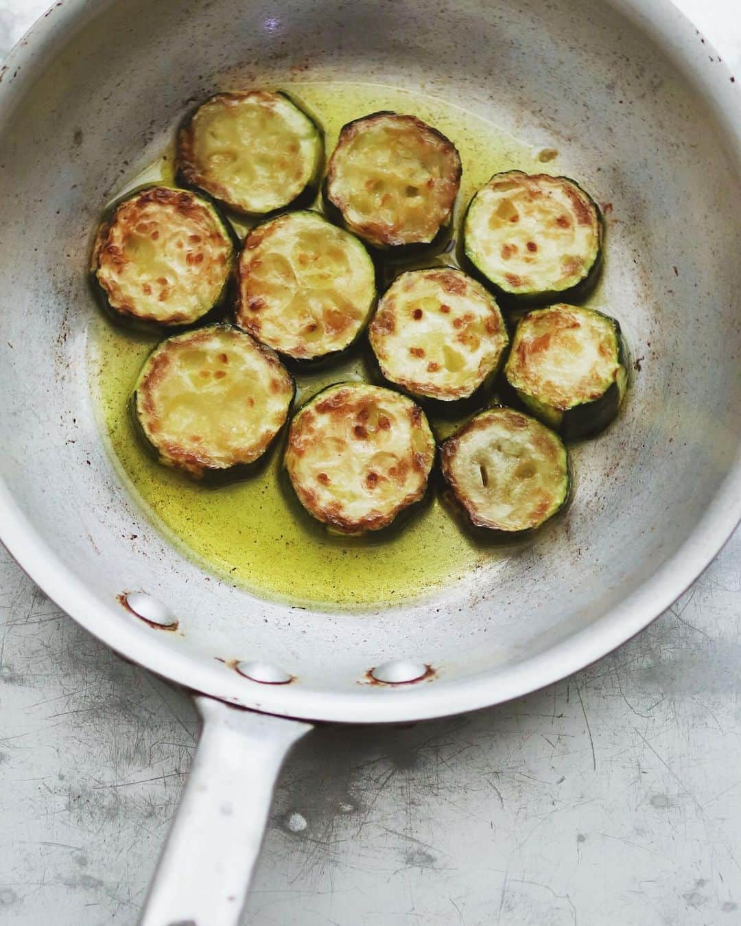 樋口正樹さんのインスタグラム写真 - (樋口正樹Instagram)「Zucchini paste pasta  季節はもう冬ですが沖縄では ズッキーニがおいしいらしく 沖繩の国頭村の岡田さんから 良いものをおすすめいただき お昼にズッキーニペーストの おいしいパスタを作りました😋  味付けはたっぷりのチーズと 香りと旨味のあるバジル塩で👍  Thanks @okada_komei  . #ズッキーニペースト #ズッキーニ料理 #ズッキーニ #ズッキーニのパスタ #ズッキーニパスタ #パスタ部 #zucchini #zucchinipasta」12月9日 12時24分 - higuccini