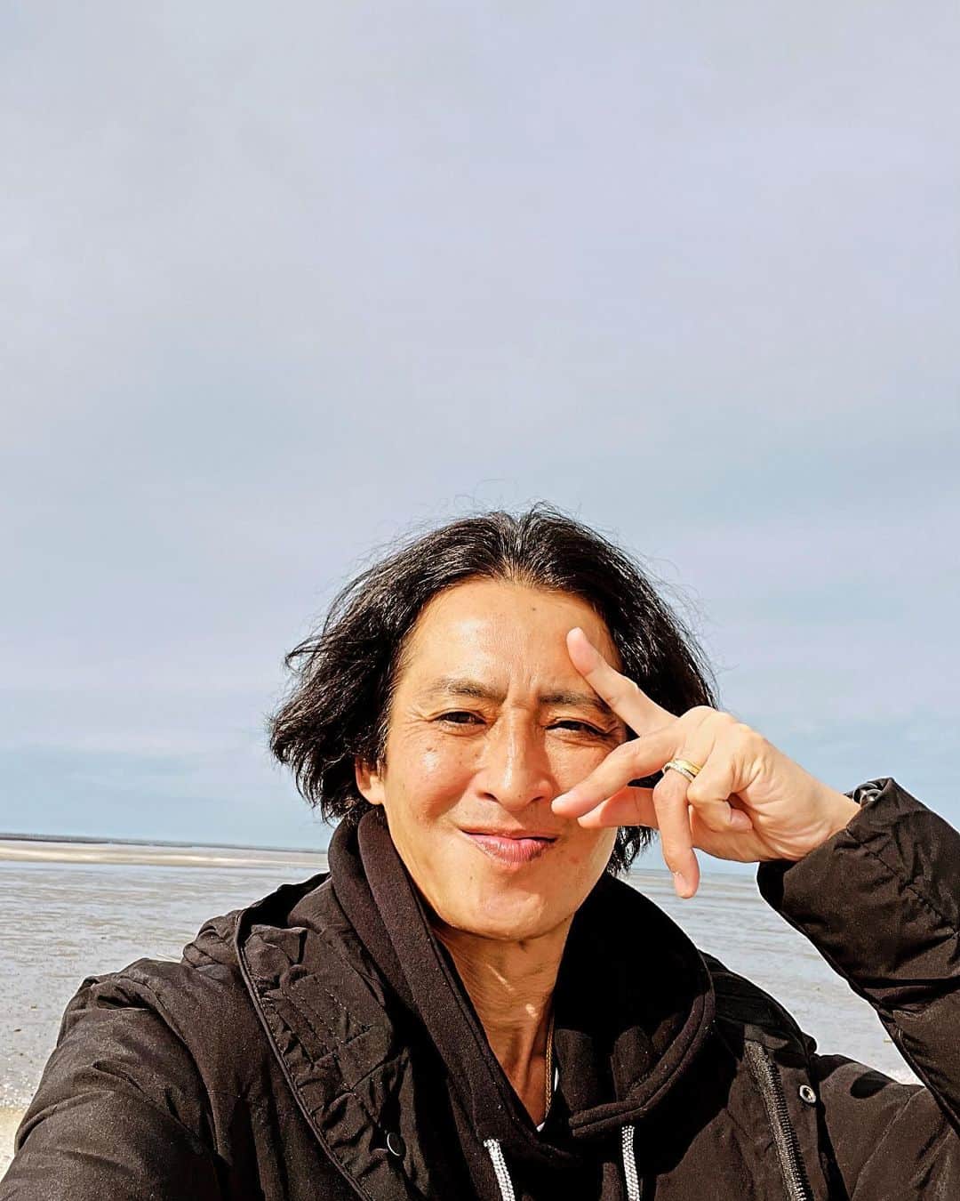 大沢樹生さんのインスタグラム写真 - (大沢樹生Instagram)「こんにちは♪ 良き週末をお過ごし下さいまし🫡✨ 六本木クラップスLIVEからあっという間の1週間、、、旅人再開！ バックは有明海の干潟。 ムツゴロウが居るところ〜笑」12月9日 12時24分 - osawa_mikio