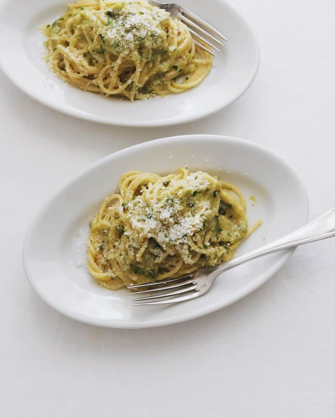 樋口正樹のインスタグラム：「Zucchini paste pasta  季節はもう冬ですが沖縄では ズッキーニがおいしいらしく 沖繩の国頭村の岡田さんから 良いものをおすすめいただき お昼にズッキーニペーストの おいしいパスタを作りました😋  味付けはたっぷりのチーズと 香りと旨味のあるバジル塩で👍  Thanks @okada_komei  . #ズッキーニペースト #ズッキーニ料理 #ズッキーニ #ズッキーニのパスタ #ズッキーニパスタ #パスタ部 #zucchini #zucchinipasta」