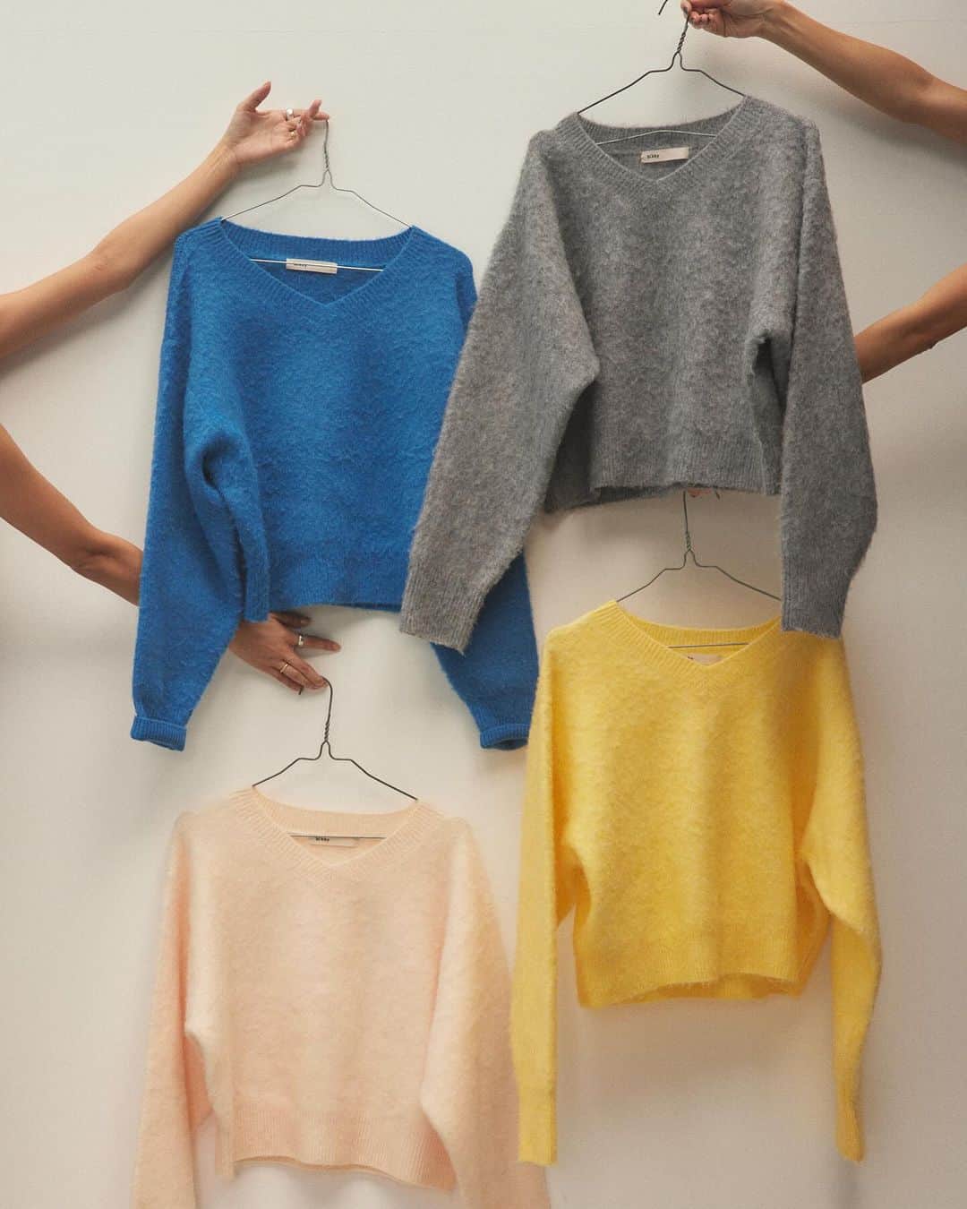BLACK BY MOUSSYさんのインスタグラム写真 - (BLACK BY MOUSSYInstagram)「ㅤㅤㅤㅤㅤㅤㅤㅤㅤㅤㅤㅤㅤ Now on sale shaggy knit tops O/WHT,T/GRY,L/YEL,BLU FREE ￥14,300（taxin）  #blackbymoussy  #blkby」12月9日 12時25分 - blackbymoussy_official