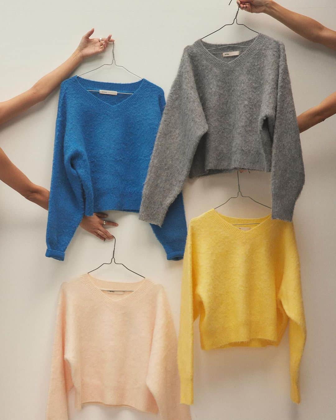 BLACK BY MOUSSYのインスタグラム：「ㅤㅤㅤㅤㅤㅤㅤㅤㅤㅤㅤㅤㅤ Now on sale shaggy knit tops O/WHT,T/GRY,L/YEL,BLU FREE ￥14,300（taxin）  #blackbymoussy  #blkby」