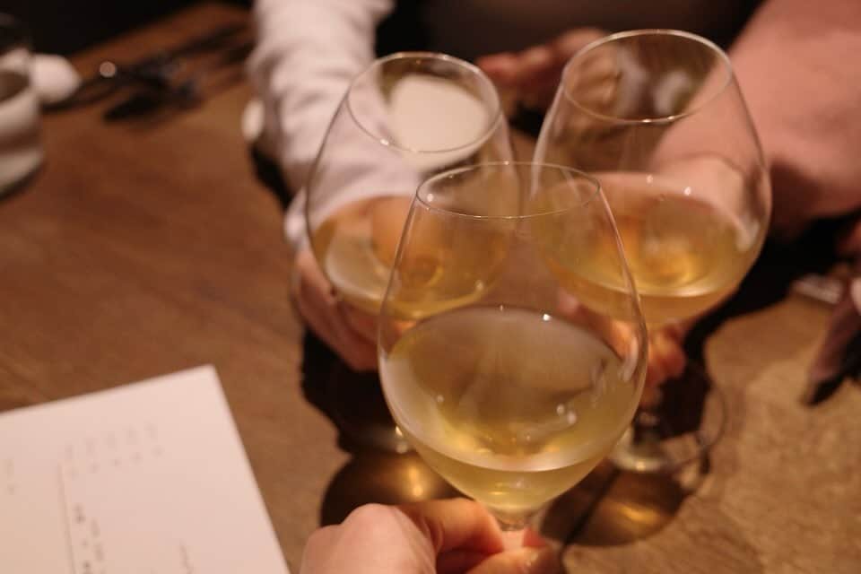 柴田阿弥のインスタグラム：「めっちゃ女子会っぽい写真📸  えみりのカメラ素敵〜🥂ありがとう。」