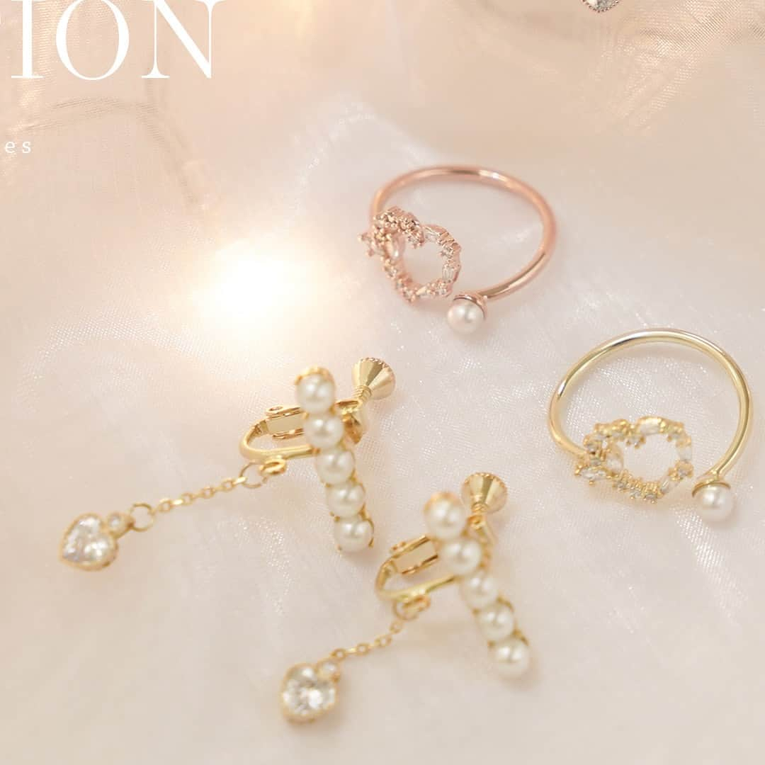 vanillerのインスタグラム：「12.12 tue. 12:00 new in  -le reve vaniller original heart motif collection-  ハートモチーフのビジューが可愛らしいオリジナル アクセサリーが新登場♥  SHOP：@joint_space #lerevevaniller #vaniller #中田絵里奈 #jointspace #ヴァニレ  #アクセサリー#ネックレス#リング#指輪#ピアス#イヤリング#ハートネックレス#ハートリング#ハートピアス#ハートモチーフ#ホリデーギフト#ビジュー#ゴールドアクセ#ピンクゴールド#ピンクゴールドアクセサリー」