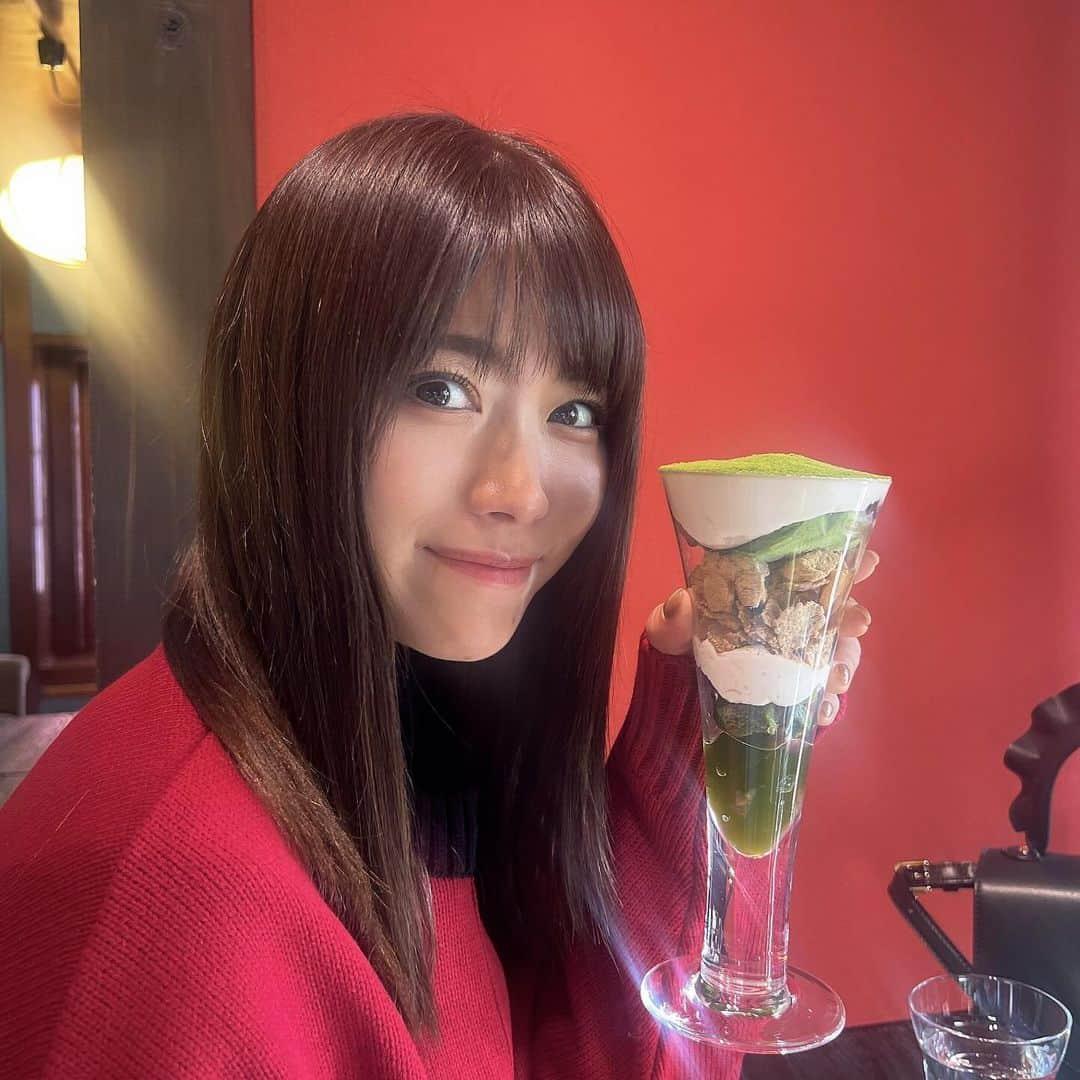 山内鈴蘭さんのインスタグラム写真 - (山内鈴蘭Instagram)「パパがくれたお誕生日🎁のお洋服が可愛い☺️💕 @maryquant_official のディズニーコラボのカーディガン🎁  たまにはゴルフ以外の投稿も、いいですか？😊  #ひがし茶屋街 で気になっていた おにぎり🍙のお店 @rokumusubi さんへ♡  好きな具材を選んで、さらにトッピング😍  ⚫︎すじこ ⚫︎肉そぼろ＋漬け卵黄 ⚫︎塩むすび ⚫︎からあげ ⚫︎お味噌汁 ⚫︎お新香 (おにぎり好きにはたまらん🤤)  何とも朝からボリュームあるご飯たち。笑 私の食いしん坊な性格出てる。笑  からのデザート🥺 モンブランに抹茶パフェ！！！笑  あたしの胃袋どうかしてるぜ🥹🥹🥹🥹🥹  #金沢 #金沢グルメ #金沢旅行 #誕生日旅行 #ひがし茶屋街グルメ #おにぎり専門店 #おにぎり好き #おにぎりの具 #ゴルフ女子 #ゴルフ好きな人と繋がりたい #私服 #ディズニーコラボ #maryquant #おでかけ #お洋服 #お父さんありがとう」12月9日 12時34分 - xxsuzuranxx