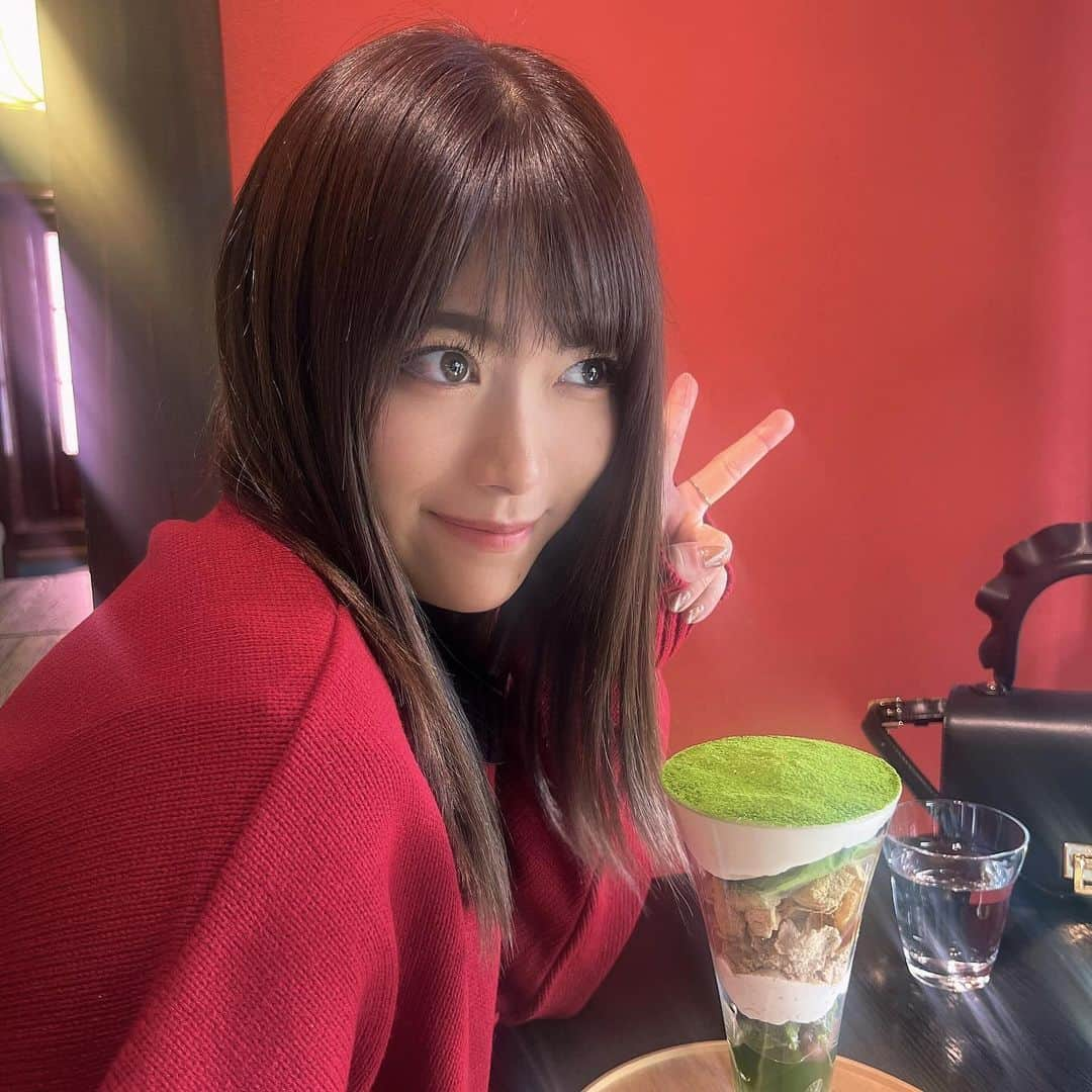 山内鈴蘭さんのインスタグラム写真 - (山内鈴蘭Instagram)「パパがくれたお誕生日🎁のお洋服が可愛い☺️💕 @maryquant_official のディズニーコラボのカーディガン🎁  たまにはゴルフ以外の投稿も、いいですか？😊  #ひがし茶屋街 で気になっていた おにぎり🍙のお店 @rokumusubi さんへ♡  好きな具材を選んで、さらにトッピング😍  ⚫︎すじこ ⚫︎肉そぼろ＋漬け卵黄 ⚫︎塩むすび ⚫︎からあげ ⚫︎お味噌汁 ⚫︎お新香 (おにぎり好きにはたまらん🤤)  何とも朝からボリュームあるご飯たち。笑 私の食いしん坊な性格出てる。笑  からのデザート🥺 モンブランに抹茶パフェ！！！笑  あたしの胃袋どうかしてるぜ🥹🥹🥹🥹🥹  #金沢 #金沢グルメ #金沢旅行 #誕生日旅行 #ひがし茶屋街グルメ #おにぎり専門店 #おにぎり好き #おにぎりの具 #ゴルフ女子 #ゴルフ好きな人と繋がりたい #私服 #ディズニーコラボ #maryquant #おでかけ #お洋服 #お父さんありがとう」12月9日 12時34分 - xxsuzuranxx