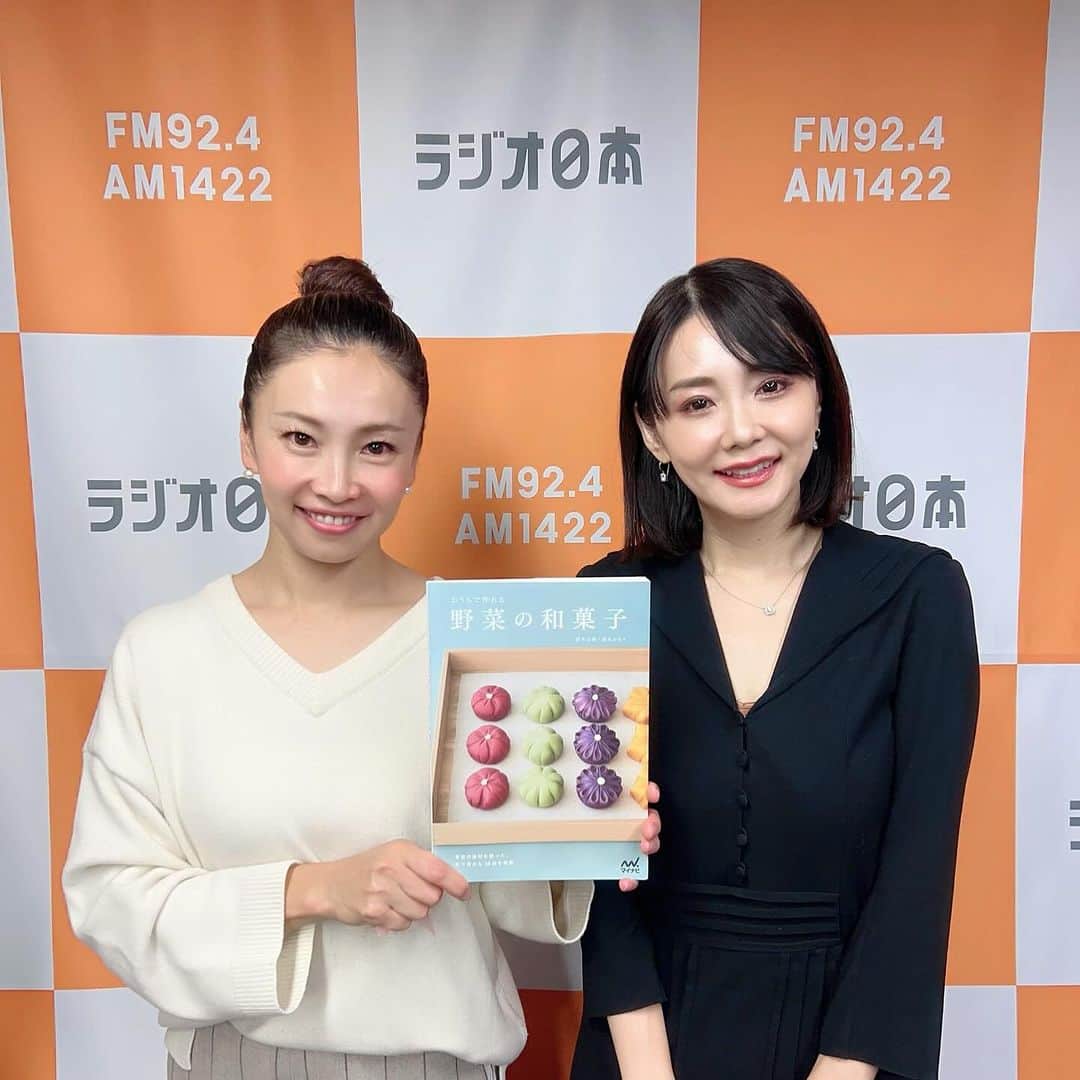 吉村民さんのインスタグラム写真 - (吉村民Instagram)「ラジオ日本SWEET!! 11月21日(火)のゲストは 放送作家で料理研究家の勝木友香さんでした！ 世の中には美しすぎる〇〇という言葉がありますがわ まさに、美しすぎる放送作家の勝木さん♡ それもそのはず、 放送作家になったきっかけは、モデルのお仕事をする中で、テレビ番組の収録の時に作家さんを見て、 「この人はなんの役割の人なんだろう？」と気になったのがきっかけだったんだそうです！  現在は、読売テレビ「浜ちゃんが」 、フジテレビ「ホンマでっか！？TV」 、テレビ朝日「林修の今知りたいでしょ」 、 「夫が寝たあとに」などなど、 数々の人気テレビ番組で活動する放送作家さんですが、 ここまで来るまでは、とても大変な道のりだったそうです。  それを乗り越えられたのも負けず嫌いな性格ゆえというお話もしていただきましたが、 探究心を持ち、努力家でもあるからだと感じられました！ 　 そして、そこから、料理研究家としても活動することになったのは、ご縁や流れにキッカケがあり、、、 元々、スタッフさんの中で料理好きは有名だった勝木さん。 そんな中、とある料理番組のMC を任されることになり、「放送作家」という肩書きでは不自然なので「家庭料理研究家」と名乗ることに。 この時に、何か肩書きを持って降りた方が良いと思いフードコーディネーターを取得したんだそうです。 ご縁や流れにのって、しっかり資格などを取得してベースをしっかりさせてしまうのが、さすがの勝木さんです。 更にさらに、 2019 年にはレシピ本『おうちで作れる 野菜の和菓子』を出版。 レシピ本を出すキッカケも、お友達発信。あれよあれよという間に引き込まれ、 野菜で作る和菓子に注目したのは、作家目線がピピっと働いた、なんてお話をしてくださいました。  放送作家としても、料理研究家としても大活躍の勝木さんですが、今後は小説の出版にも挑戦していきたいそうです。  一緒にお仕事したいとお願いしたくなってしまう美しさと、 しっかり努力を重ねる根性の持ち主の勝木さん！ 次にお会いする時は、また違ったご紹介も出来そうで楽しみです☺︎」12月9日 12時38分 - yoshimuratami