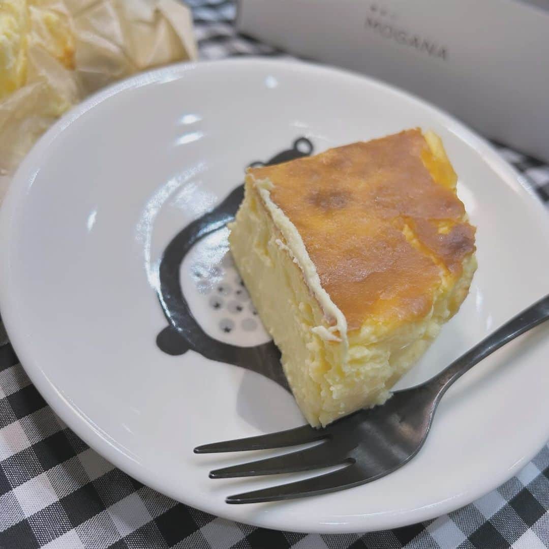 mmmaaakkkiiikkkoooさんのインスタグラム写真 - (mmmaaakkkiiikkkoooInstagram)「お取り寄せスイーツ#PR 表面はカラメルのように香ばしく 中は濃厚なめらかクリーミー🤍  #MOGANA のバスクチーズケーキ🧀  ナチュラルチーズケーキ、生クリーム、てんさい糖、卵、小麦粉の5素材のみで作っていて、 体に優しい濃厚で美味しいチーズケーキ😋  コーヒーにもピッタリだけど、ワイン🍷にも合うそう✨✨  楽天スーパーセール⭐️ 12月4日(月)20:00～12月11日(火)01:59 今なら半額で購入できます🛒  バスクチーズケーキ商品ページ https://item.rakuten.co.jp/pantryshop/pantry-7-c/  MOGANAサイトURL https://www.rakuten.ne.jp/gold/pantryshop/ 詳しくはストーリーからチェックしてみてください😊 . . . . . #MOGANA#モガナ#バスクチーズケーキ#チーズケーキ#デザート#ケーキ#チーズ大好き#お取り寄せ#お取り寄せスイーツ #楽天マ ラソン#楽天」12月9日 12時40分 - mmmaaakkkiiikkkooo