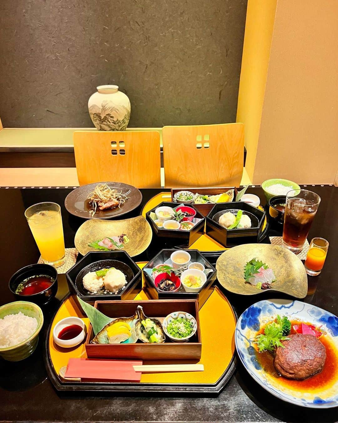 草野春香のインスタグラム：「.  📍和食憩処 七笑  夜の季節懐石コースをランチ用にアレンジした お昼の懐石玉手箱Bランチを頂いたよ🥢 馬ロースユッケや辛子蓮根など 地元熊本の郷土料理も味わえる🧡🌿  ＊ A5ランクあか牛の炭火焼き ＊県産赤鶏のつくねハンバーグ からメインも選べてとても豪華なメニュー💯💞  しかも全席個室になってるから お祝い事や子連れランチにもおすすめ👌🏾✨  PR @nanasyo.official #和食憩処七笑 #熊本市グルメ #熊本市ランチ #熊本和食  #熊本市中央区 #熊本デート #熊本観光 #熊本旅行 #熊本 #花畑町 #熊本ランチ #熊本市 #ランチ巡り #ランチ」