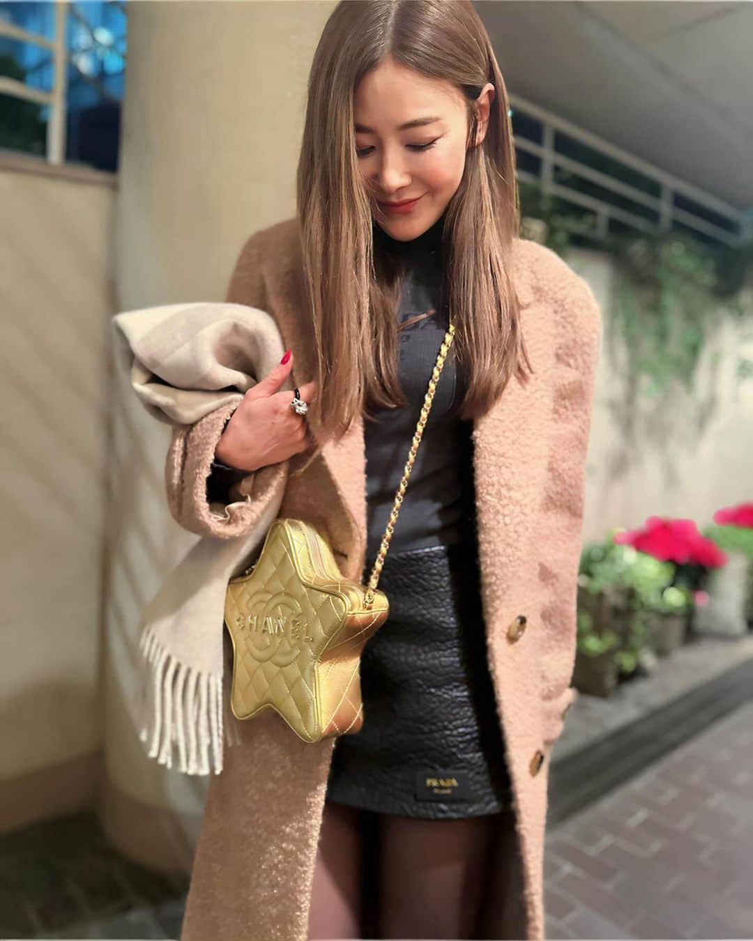 kiyomi medeirosのインスタグラム：「ちょっと前のコーデ🧥🤎🤎🤎  knit,skirt…#prada coat…#miumiu bag…#chanel stole…#jacquemus  #fashion#outfit#ootd#cordinate#style#ファッション#コーディネート#コーデ#大人可愛いコーデ#ブラウンコーデ#シャネル#ミニスカート#ミニコーデ#cartier#パンテール#パンテールドゥカルティエリング#レザーミニスカート#ミュウミュウ#ブラウンコート」