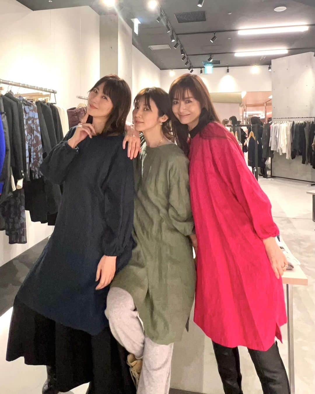 MIHOさんのインスタグラム写真 - (MIHOInstagram)「恵比寿ガーデンプレイスセンタープラザB1・セレクトショップ  @pdst.jp にて明日まで行われてる合同pop up   初日、みなさまお忙しい中お立ち寄りくださりまことにありがとうございました☺︎  #ラグジュアリーよもぎティー 発売日ともあり、たくさんのお客様にご来店いただき試飲、販売させていだきつつ  @vague_stockman と27.Allenのコラボしたチェーンネックレスをノリちゃんの　@maenorichang の @maisonmaenori のお洋服にコーディネートして、わぉ、かわいい！とみてくれる顔をみているとなんとも☺︎☺︎☺︎  レセプションでは、みなさんとおしゃべりしながら芦田桂子ちゃんの渾身の　#ラグジュアリーよもぎティー　と　 @graces_beaute  京都からちひろちゃんが焼き上げた　@malama_place のスコーンに舌鼓したりと  ぎゅーーーっとみんなの体と心をポカポカにした1日でした  世界中からあつめたかわいいセレクトに囲まれながら宝箱のようなショーケースに展示してある宝石箱のような27.Allenをお楽しみください☺︎  明日まで☺︎  今日もいってきまーす！  #pdst #パサージュドゥストックマン #恵比寿ガーデンプレイスセンタープラザB1 #popup」12月9日 12時48分 - 27.allen_miho
