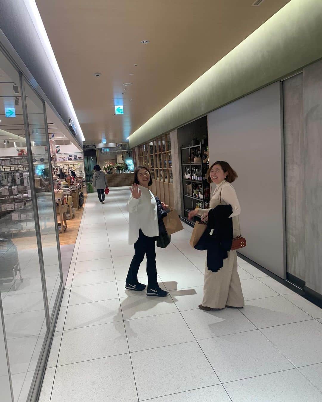 MIHOさんのインスタグラム写真 - (MIHOInstagram)「恵比寿ガーデンプレイスセンタープラザB1・セレクトショップ  @pdst.jp にて明日まで行われてる合同pop up   初日、みなさまお忙しい中お立ち寄りくださりまことにありがとうございました☺︎  #ラグジュアリーよもぎティー 発売日ともあり、たくさんのお客様にご来店いただき試飲、販売させていだきつつ  @vague_stockman と27.Allenのコラボしたチェーンネックレスをノリちゃんの　@maenorichang の @maisonmaenori のお洋服にコーディネートして、わぉ、かわいい！とみてくれる顔をみているとなんとも☺︎☺︎☺︎  レセプションでは、みなさんとおしゃべりしながら芦田桂子ちゃんの渾身の　#ラグジュアリーよもぎティー　と　 @graces_beaute  京都からちひろちゃんが焼き上げた　@malama_place のスコーンに舌鼓したりと  ぎゅーーーっとみんなの体と心をポカポカにした1日でした  世界中からあつめたかわいいセレクトに囲まれながら宝箱のようなショーケースに展示してある宝石箱のような27.Allenをお楽しみください☺︎  明日まで☺︎  今日もいってきまーす！  #pdst #パサージュドゥストックマン #恵比寿ガーデンプレイスセンタープラザB1 #popup」12月9日 12時48分 - 27.allen_miho