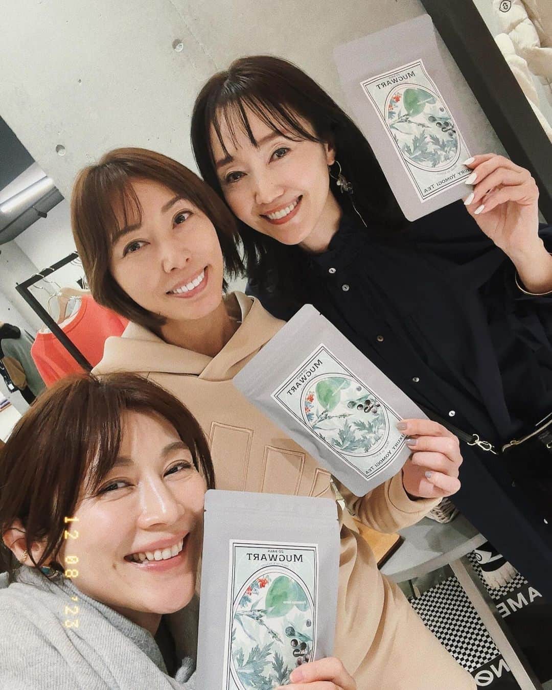 MIHOさんのインスタグラム写真 - (MIHOInstagram)「恵比寿ガーデンプレイスセンタープラザB1・セレクトショップ  @pdst.jp にて明日まで行われてる合同pop up   初日、みなさまお忙しい中お立ち寄りくださりまことにありがとうございました☺︎  #ラグジュアリーよもぎティー 発売日ともあり、たくさんのお客様にご来店いただき試飲、販売させていだきつつ  @vague_stockman と27.Allenのコラボしたチェーンネックレスをノリちゃんの　@maenorichang の @maisonmaenori のお洋服にコーディネートして、わぉ、かわいい！とみてくれる顔をみているとなんとも☺︎☺︎☺︎  レセプションでは、みなさんとおしゃべりしながら芦田桂子ちゃんの渾身の　#ラグジュアリーよもぎティー　と　 @graces_beaute  京都からちひろちゃんが焼き上げた　@malama_place のスコーンに舌鼓したりと  ぎゅーーーっとみんなの体と心をポカポカにした1日でした  世界中からあつめたかわいいセレクトに囲まれながら宝箱のようなショーケースに展示してある宝石箱のような27.Allenをお楽しみください☺︎  明日まで☺︎  今日もいってきまーす！  #pdst #パサージュドゥストックマン #恵比寿ガーデンプレイスセンタープラザB1 #popup」12月9日 12時48分 - 27.allen_miho