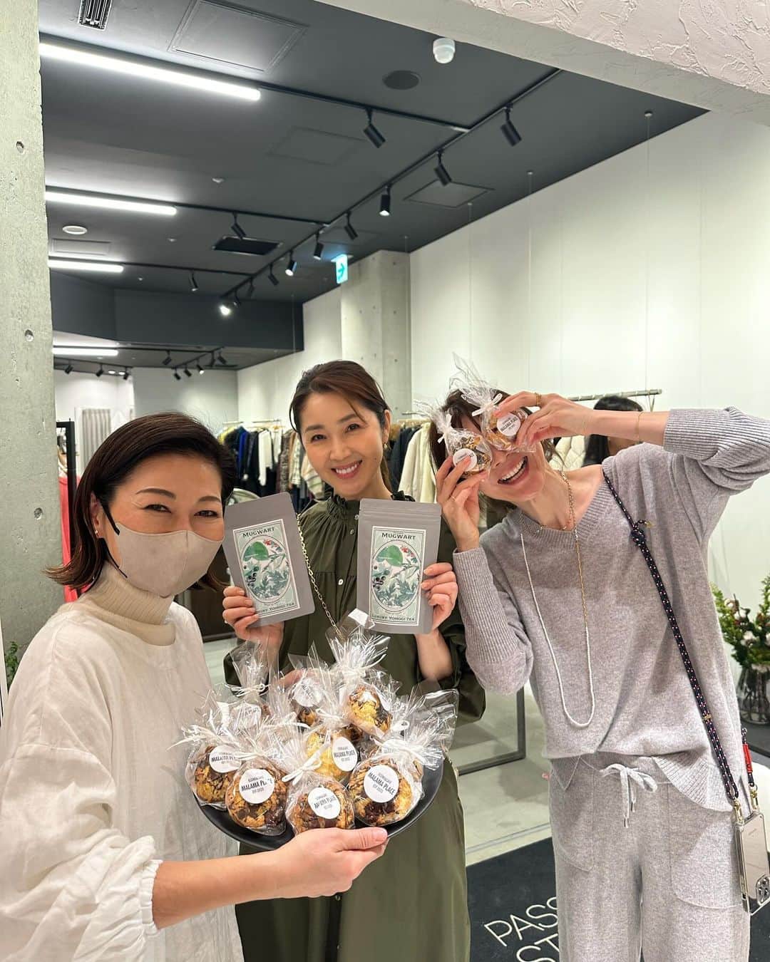 MIHOさんのインスタグラム写真 - (MIHOInstagram)「恵比寿ガーデンプレイスセンタープラザB1・セレクトショップ  @pdst.jp にて明日まで行われてる合同pop up   初日、みなさまお忙しい中お立ち寄りくださりまことにありがとうございました☺︎  #ラグジュアリーよもぎティー 発売日ともあり、たくさんのお客様にご来店いただき試飲、販売させていだきつつ  @vague_stockman と27.Allenのコラボしたチェーンネックレスをノリちゃんの　@maenorichang の @maisonmaenori のお洋服にコーディネートして、わぉ、かわいい！とみてくれる顔をみているとなんとも☺︎☺︎☺︎  レセプションでは、みなさんとおしゃべりしながら芦田桂子ちゃんの渾身の　#ラグジュアリーよもぎティー　と　 @graces_beaute  京都からちひろちゃんが焼き上げた　@malama_place のスコーンに舌鼓したりと  ぎゅーーーっとみんなの体と心をポカポカにした1日でした  世界中からあつめたかわいいセレクトに囲まれながら宝箱のようなショーケースに展示してある宝石箱のような27.Allenをお楽しみください☺︎  明日まで☺︎  今日もいってきまーす！  #pdst #パサージュドゥストックマン #恵比寿ガーデンプレイスセンタープラザB1 #popup」12月9日 12時48分 - 27.allen_miho