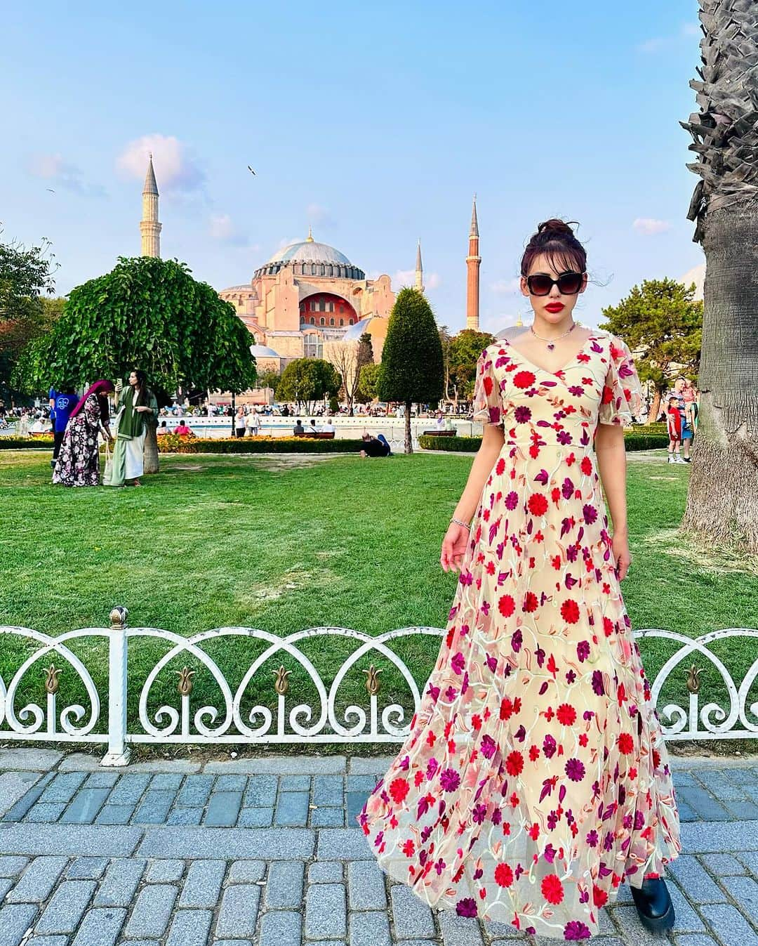 April Imanさんのインスタグラム写真 - (April ImanInstagram)「Finally made it to Istanbul✨🕌 . . . . #apriliman #summertime #summervibes #summerstyle #summeroutfit #ootdfashion #fashionblogger #modellife #modeling #feminine #womanstyle #singaporean #singaporegirl #worldtraveler #globetrotter #europeansummer #visitturkey #europetour #travelfashion #blueskies #mosque #europeansummer #travelinfluencer #istanbul #turkeytravel #istanbulturkey #traveladdict」12月9日 13時11分 - april_iman