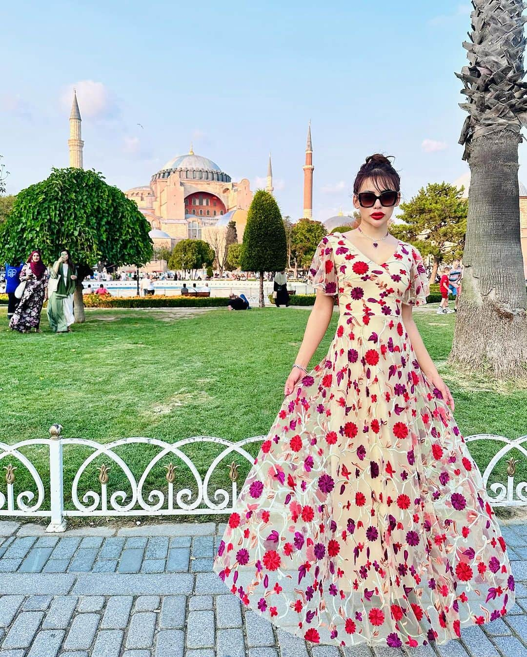 April Imanのインスタグラム：「Finally made it to Istanbul✨🕌 . . . . #apriliman #summertime #summervibes #summerstyle #summeroutfit #ootdfashion #fashionblogger #modellife #modeling #feminine #womanstyle #singaporean #singaporegirl #worldtraveler #globetrotter #europeansummer #visitturkey #europetour #travelfashion #blueskies #mosque #europeansummer #travelinfluencer #istanbul #turkeytravel #istanbulturkey #traveladdict」