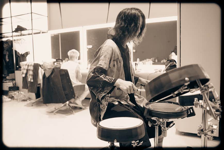 Tomoyaさんのインスタグラム写真 - (TomoyaInstagram)「香港 day2🔥🔥🔥  多謝👏☺️   出し切りました。 ほんとに楽しかった🌏🕊 ありがとう☺️   @oneokrockofficial  @ruihashimoto 📸   #oneokrock #drummer #luxurydisease」12月9日 13時03分 - tomo_10969