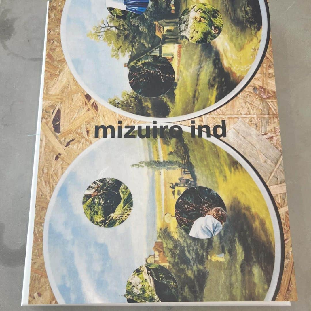 岩﨑名美さんのインスタグラム写真 - (岩﨑名美Instagram)「@mizuiroind_official から写真集が発売されるということで個展にお邪魔してきました。🌿  アーティスティックなものから日常を描いた作品までとても振り幅があって、それぞれ違う表現が新鮮で素敵でした。 ファッションが表現できる世界観、とても心惹かれるものがありました。  #mizuiroind  #ミズイロインド」12月9日 13時03分 - nami_iwasaki