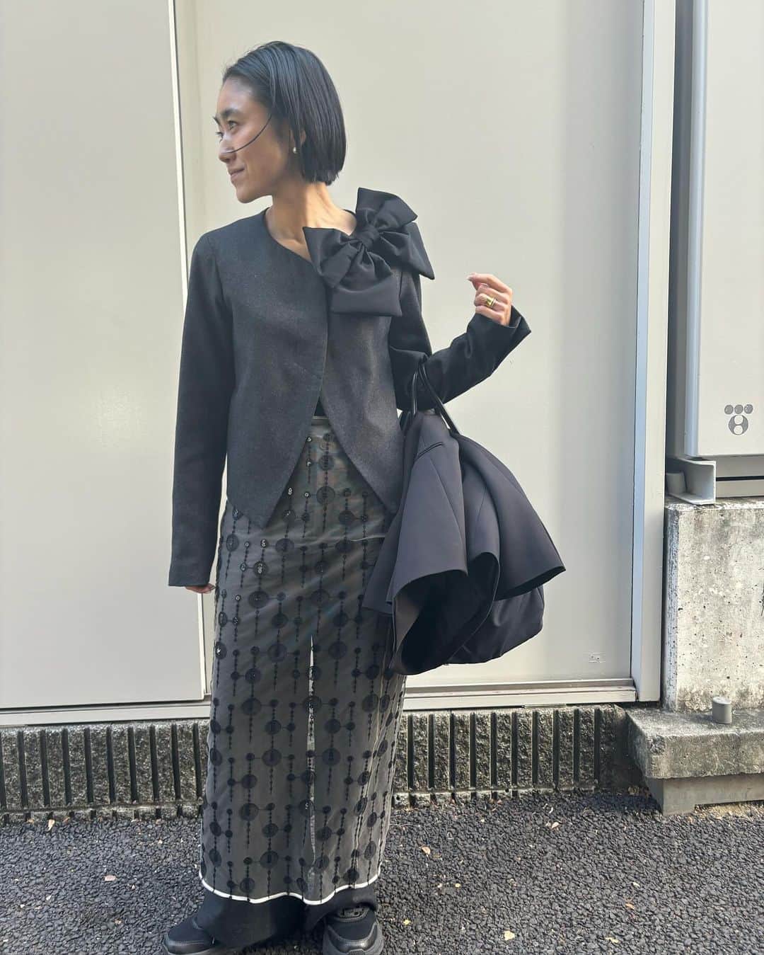 金子綾のインスタグラム：「#ootd  #akcloset   アニエスのセットアップにスケスケSKを重ねて。 昨日のインスタライブでも付けたおリボン🎀も♡」