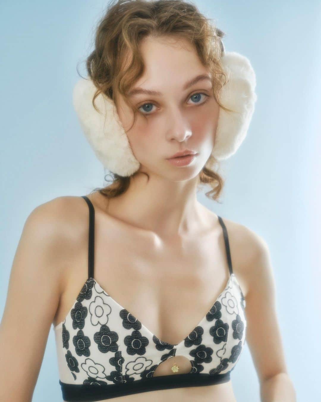Lily Brownさんのインスタグラム写真 - (Lily BrownInstagram)「_  全国店舗にて販売中   ✿ LILY BROWN × MARY QUANT ✿  60年代ロンドンのストリートカルチャーを代表するMARY QUANTとのコラボレーション第4弾。 今回は初のランジェリーをラインアップ。  【LILY BROWN×MARY QUANT】 【LILY BROWN Lingerie】 デイジーノンワイヤーブラ・ショーツセット ¥9,900（tax in）  ✿NOVELTY✿ デイジーブラレットセットをお買い上げいただいた方へ 先着順でブラレットセットと同柄の巾着を プレゼントいたします。 ※なくなり次第終了となります。  詳細はプロフィール欄URL ニュースページをご覧ください。  #LILYBROWN #リリーブラウン #MARYQUANT #マリークヮント #vintage #vintagefeature #vintagefeaturedress #コラボレーション」12月9日 13時09分 - lily_brown_official