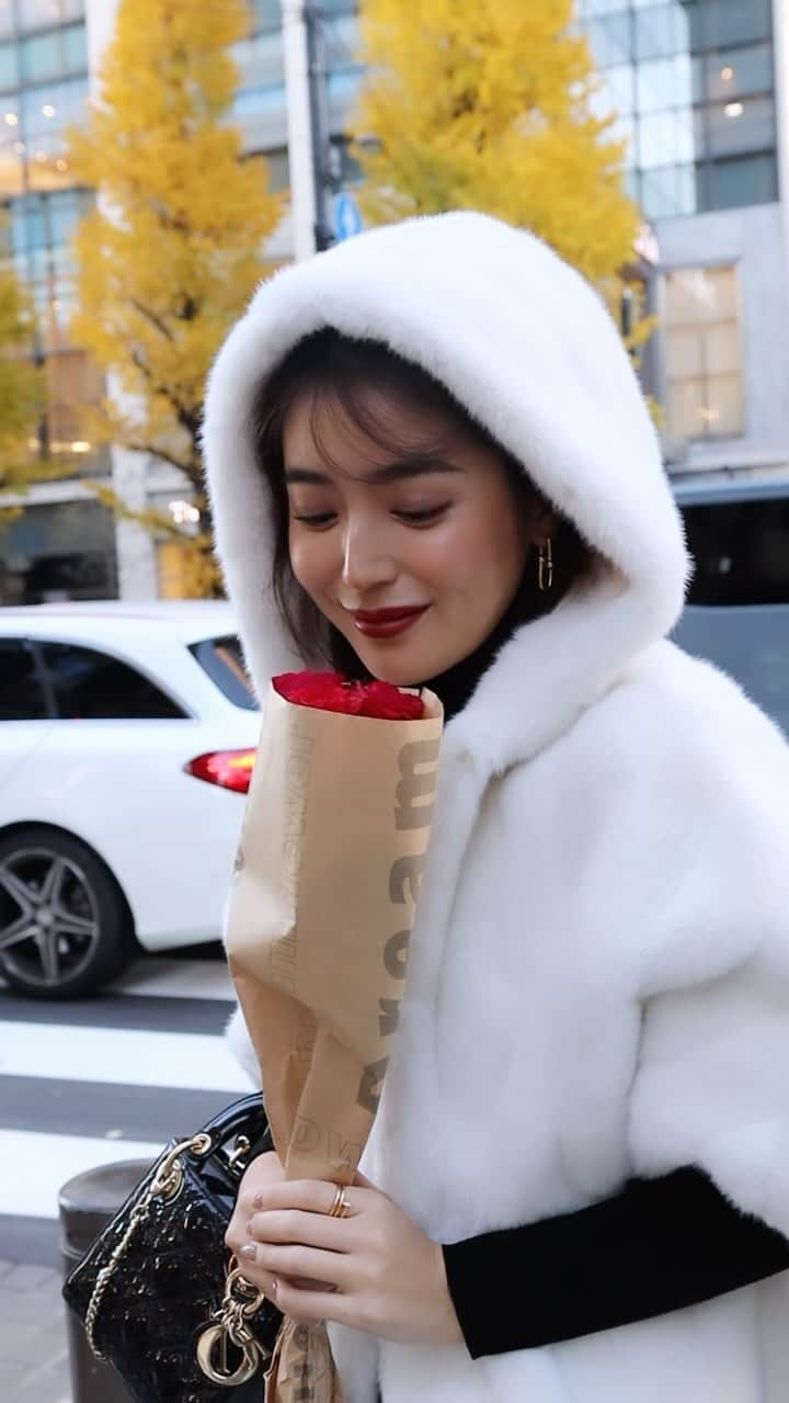 大口智恵美のインスタグラム：「今年はポンチョを沢山着ています🎄 12月なのに外は暖かいからちょうど良い🧸 町中キラキラでこの季節が大好き！🤍 ポンチョは @choyo_lemonplet_japan」