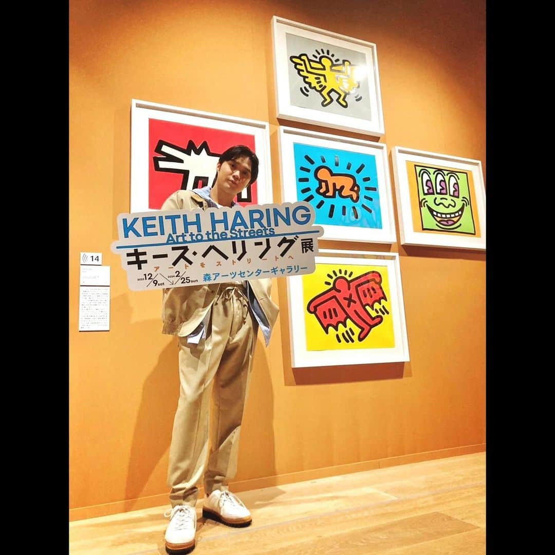 磯村勇斗さんのインスタグラム写真 - (磯村勇斗Instagram)「.  「キース・ヘリング展」  本日より開幕です！！  一足先に展覧会に行きましたが…最高でした。 今回、ヘリングの原点である「サブウェイドローウィング」の作品が鑑賞できたり、死を宣告されてから自身のアート人生を追った「ブルー・プリントドローウィング」、亡くなる直前に描いていた「イコンズ」など、短いアート人生で残してきたキース・ヘリングの作品が楽しめます。  キース・ヘリングが何者かあまり知らない方も多いと思います。今回の展覧会では音声ガイドを通じて、ヘリングがどんな人生を歩んできたのか、何を感じで創作してきたのかを知る機会になると思います。  時間を忘れて、キース・ヘリングの世界に没入して頂けたらと思います！！  森アーツセンターギャラリーにて 2023年12月9日〜2024年2月25日まで  #キースヘリング展 #キースヘリング #keithharing」12月9日 13時14分 - hayato_isomura