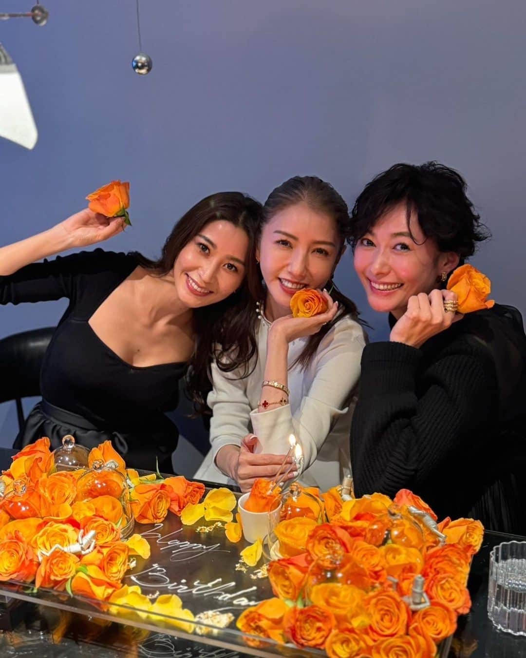 美香のインスタグラム：「夢のように美しく美味しいお料理たち🧡 キラキラと輝く幸せな夜でした🌙✨  麻紀 @ade_tamarumaki のニットありがとう🎁！ なんて可愛いピンク🙈嬉しいな💖  大好きなあやのと麻紀とお誕生日会＆忘年会。 楽しかったです。ありがとう💋  @tamarumaki  @あやの @ete.restaurant  @natsuko.ete  なつこさん🧡感動のお料理ありがとうございました✨  幸せだなぁ🧡🧡🧡🧡🧡🧡🧡🧡🧡🧡」