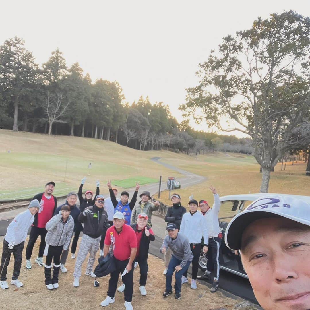 西尾夕紀のインスタグラム：「年内最後の串とろコンペ⛳️🏌️‍♀️ めっちゃ早起きして楽しいメンバーとプレー‼️ 何度も来てる場所だからと😅 戦略立てて行ったはずが… まんまとやられた😅 #鹿島の杜カントリー倶楽部  ゴルフってやっぱり難しすぎる…🥲 メンタルやられた。でも 夜はわちゃわちゃ六本木「串とろ」にて かんぱーい🍻‼️ やっぱりしじみラーメン🍜は 日本一やなぁ😋😋😋 #串とろ #ゴルフ女子 #栗田けんじ さん #英二 さん」